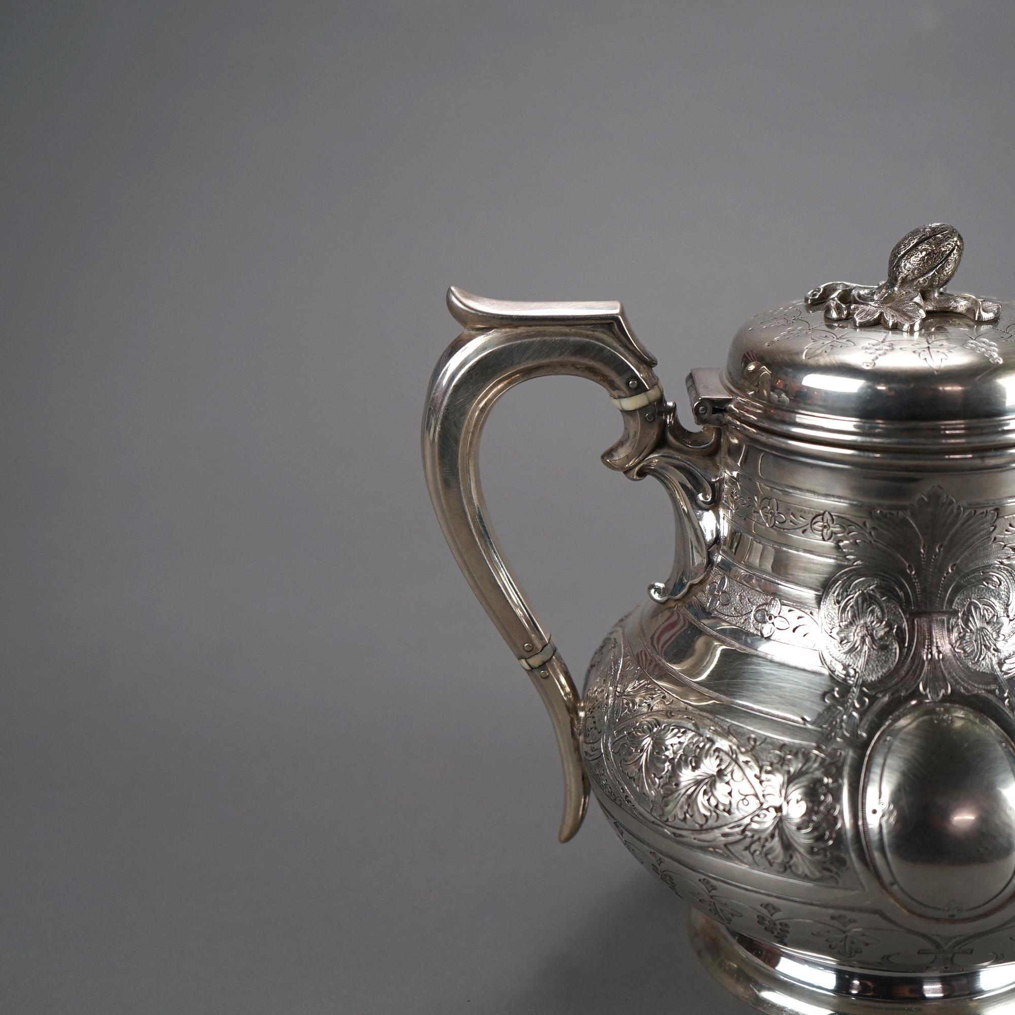 Tetera antigua plateada con remate foliado y grabado C1890 Chapado en plata en venta