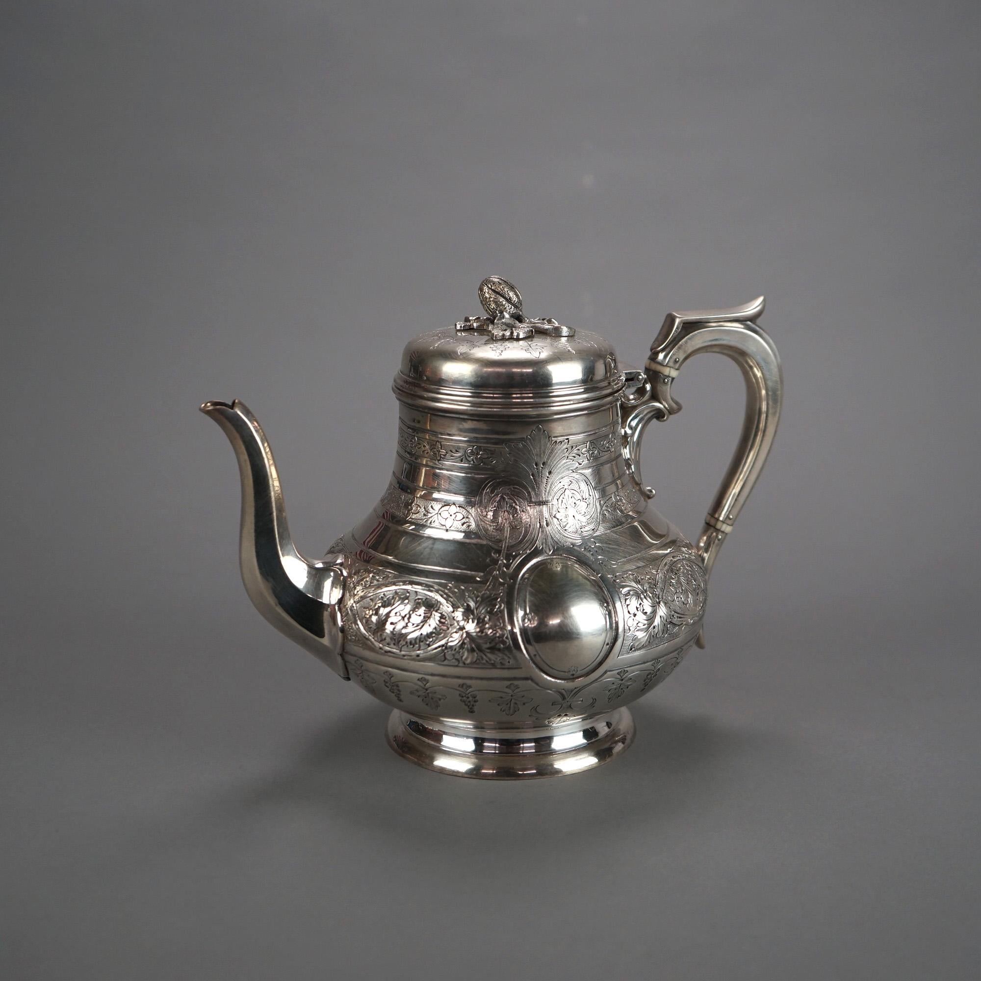 Tetera antigua plateada con remate foliado y grabado C1890 en venta 2