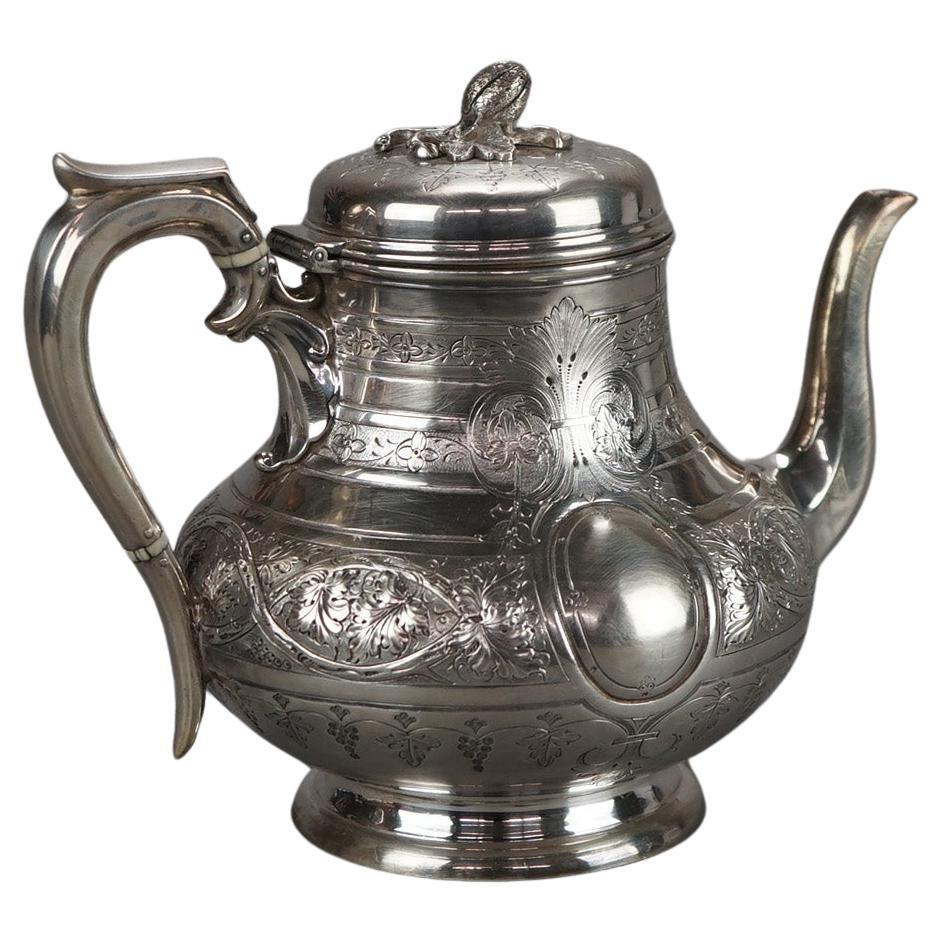 Tetera antigua plateada con remate foliado y grabado C1890 en venta