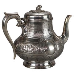 Tetera antigua plateada con remate foliado y grabado C1890