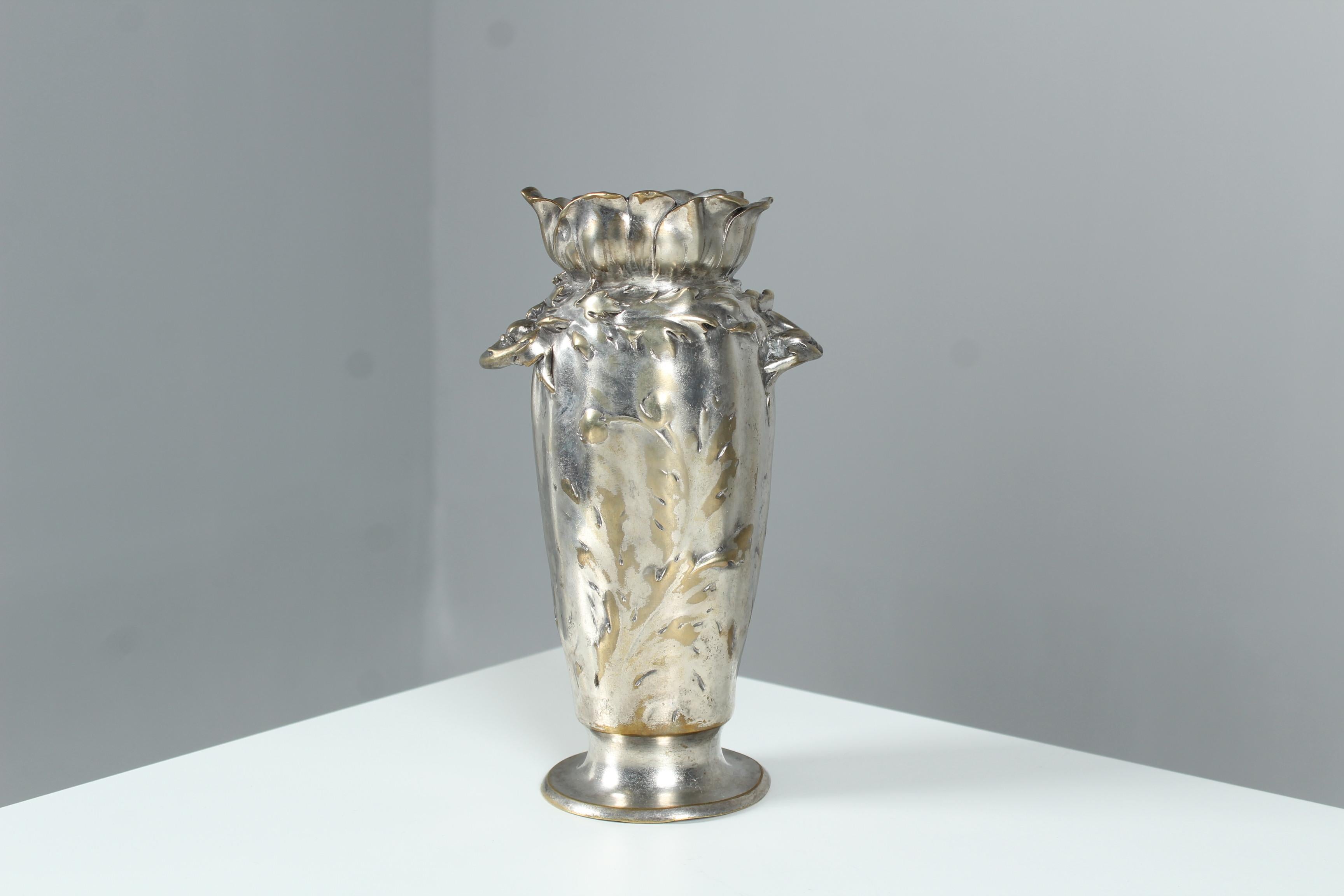 Beautiful antique vase by the french sculptor Eugène Lelièvre (March 13th 1856 - January 24th 1945).
Exceptional silver plated bronze work.
The top of the vase is depicted as a flower with beautifully executed petals. Around the vase are plain