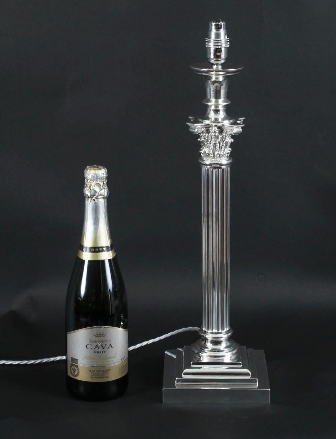 Lámpara de mesa antigua de columna corintia victoriana plateada Siglo XIX en venta 5