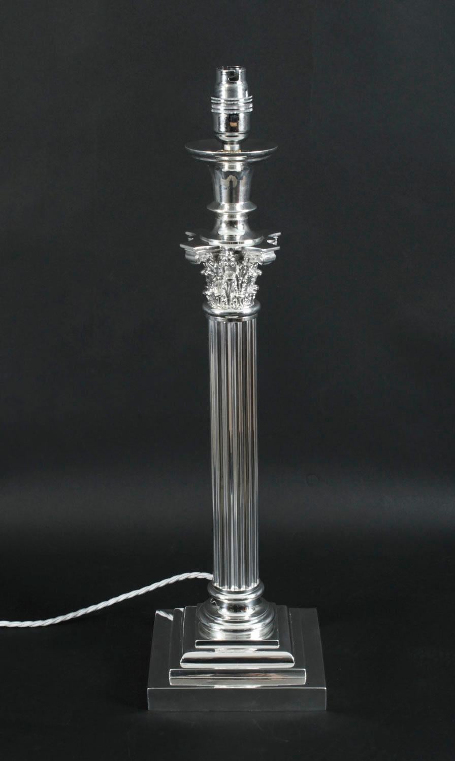 Se trata de una espléndida lámpara de aceite de sobremesa de columna corintia, antigua, victoriana y chapada en plata, ahora convertida a electricidad, de hacia 1890.

Esta opulenta lámpara de sobremesa antigua presenta un elegante capitel corintio