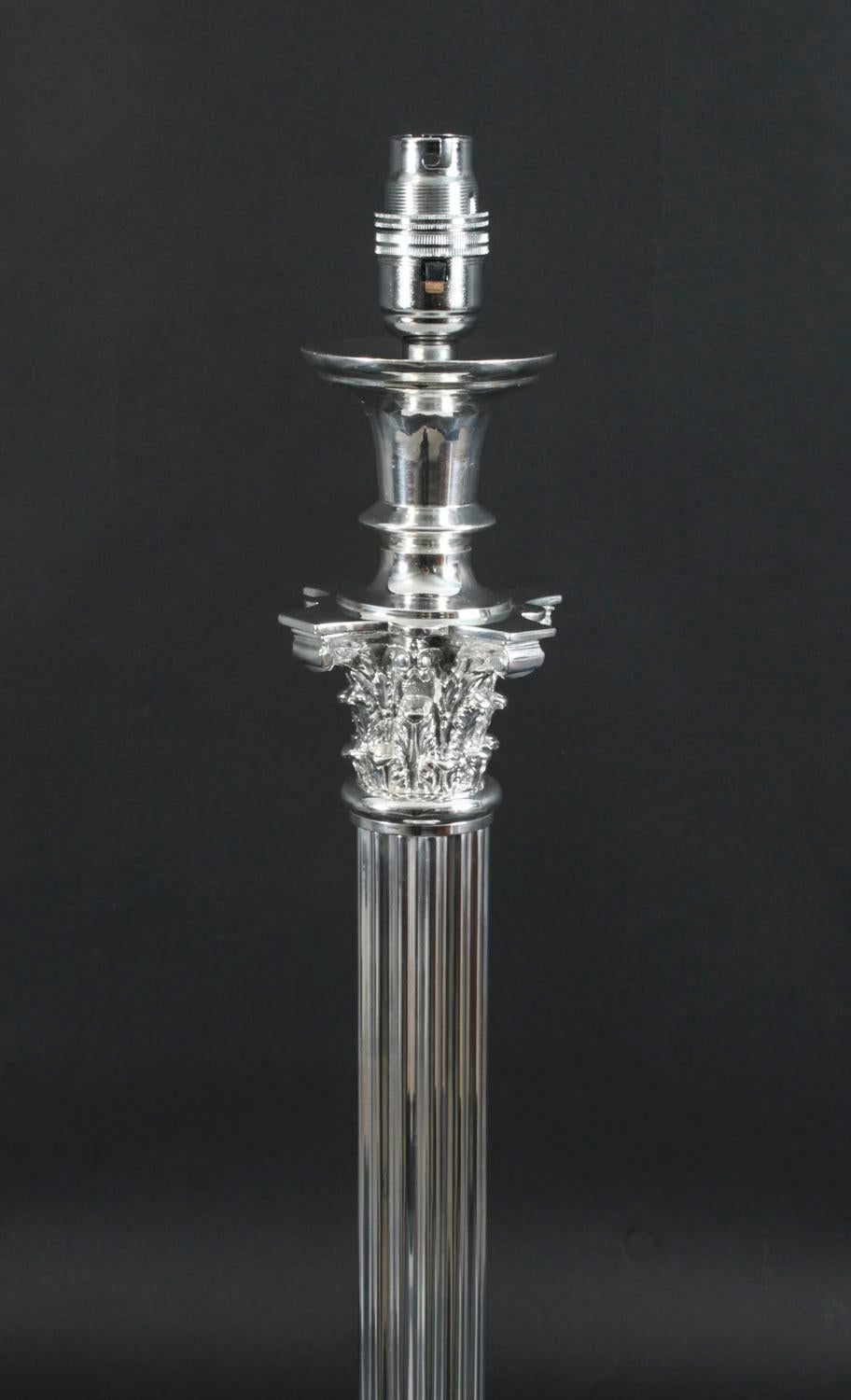 Lámpara de mesa antigua de columna corintia victoriana plateada Siglo XIX Victoriano en venta