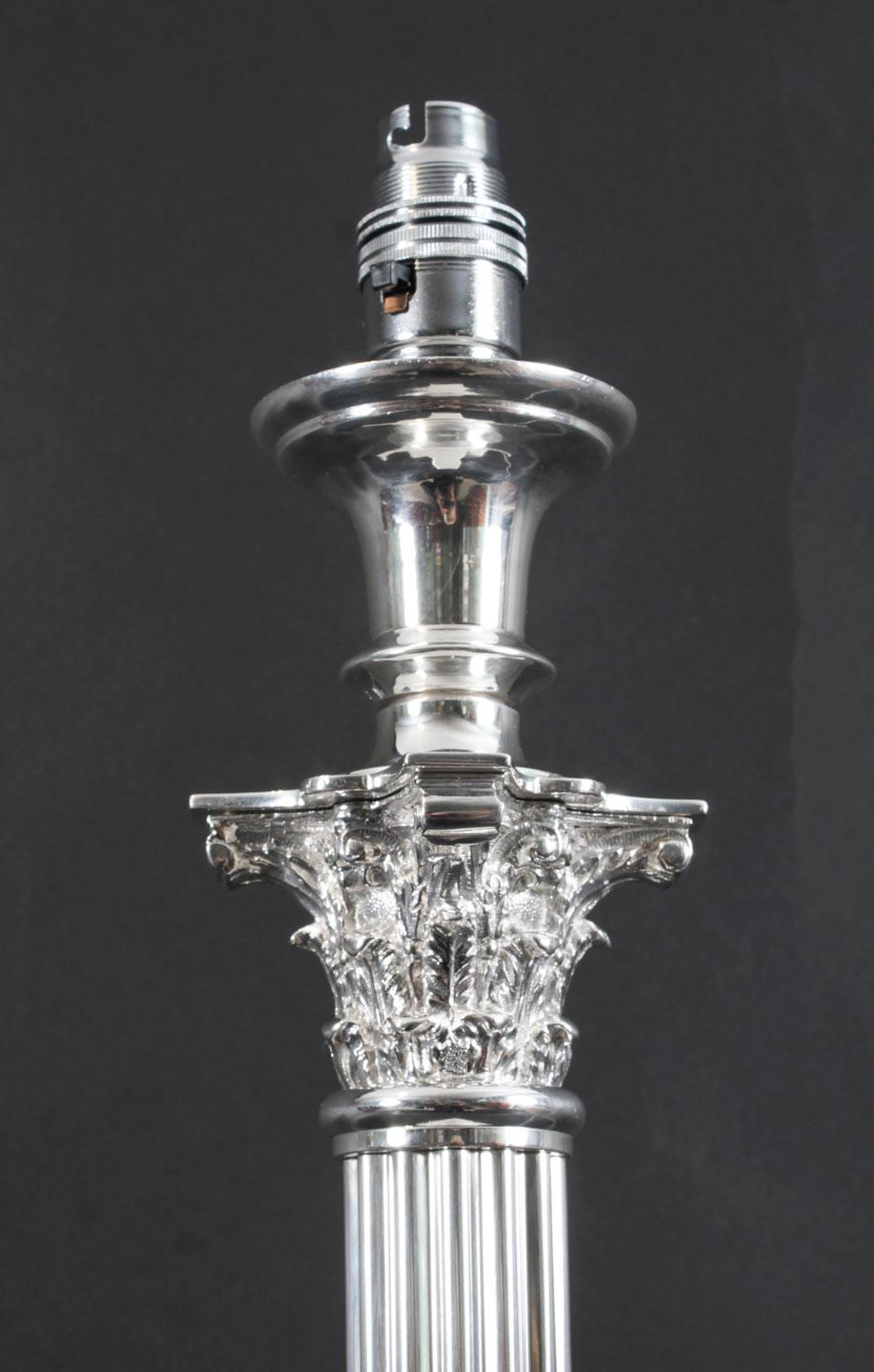 Lámpara de mesa antigua de columna corintia victoriana plateada Siglo XIX siglo XIX en venta