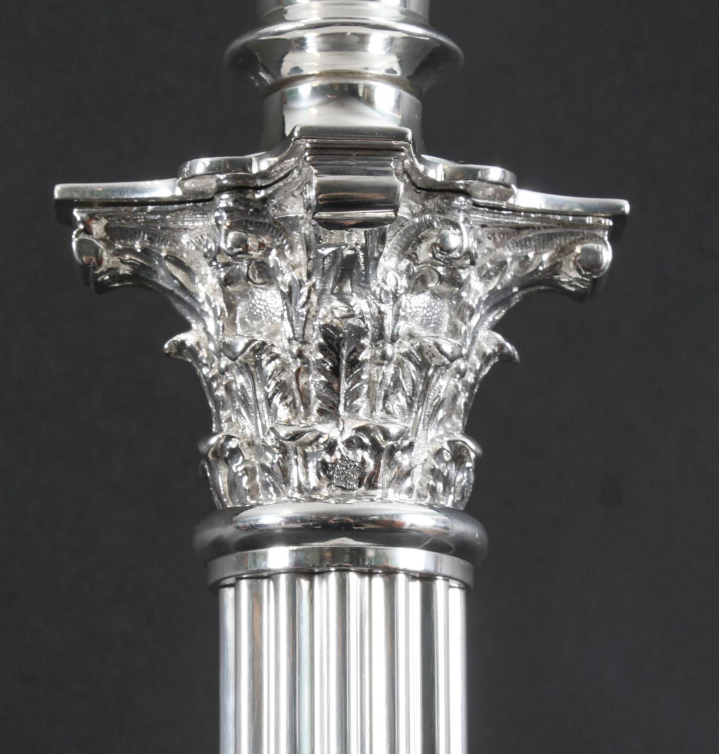 Lámpara de mesa antigua de columna corintia victoriana plateada Siglo XIX Chapado en plata en venta