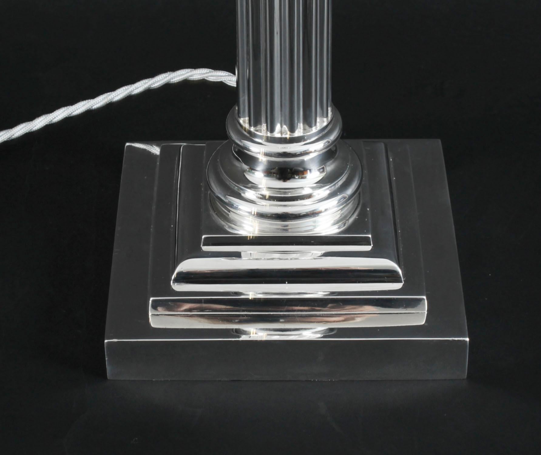 Lámpara de mesa antigua de columna corintia victoriana plateada Siglo XIX en venta 2
