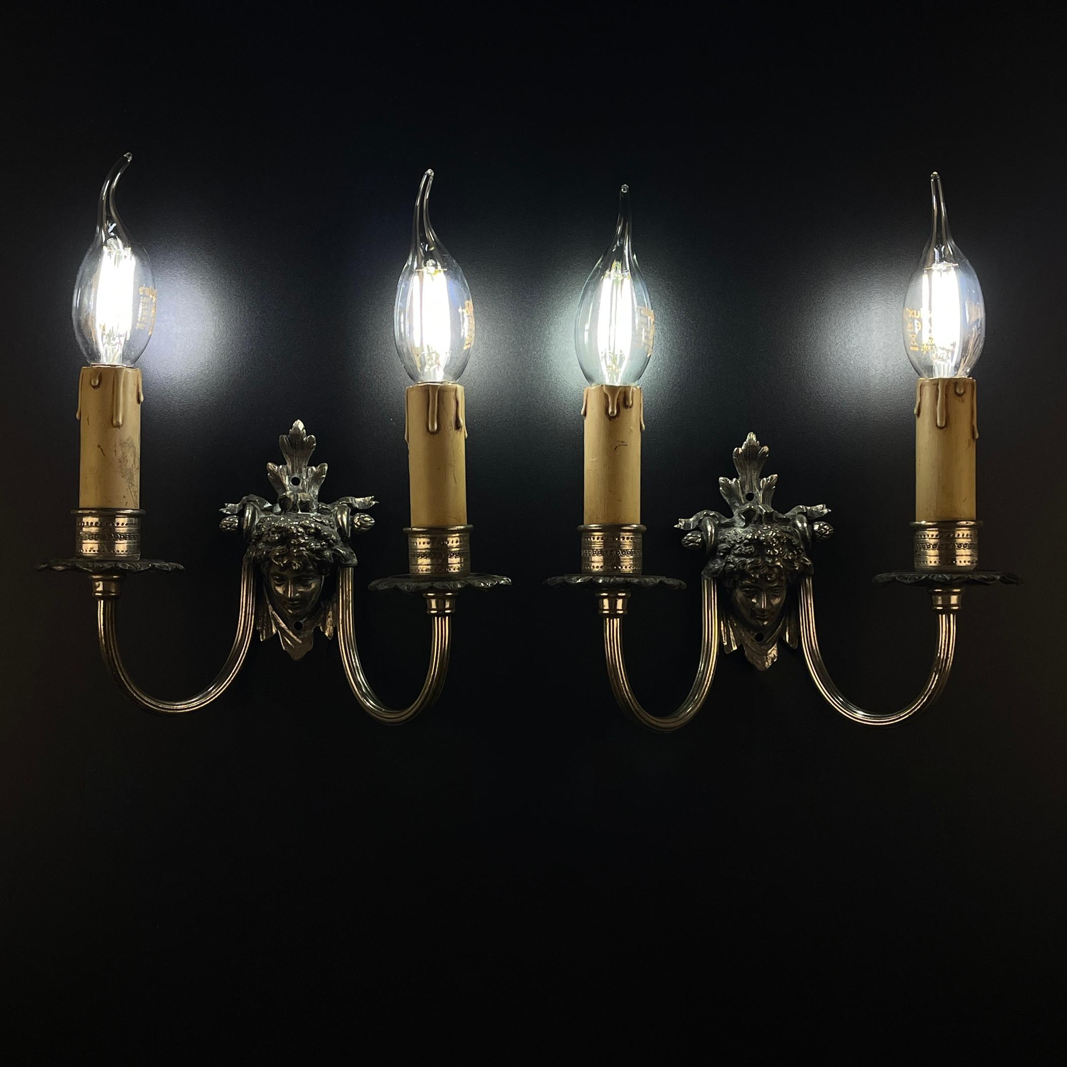 Zwei schöne versilberte Wandleuchter aus Frankreich aus den 1930er Jahren.

Die Lampen sind in einem sehr guten Vintage-Zustand. Austausch der Verkabelung durch einen professionellen Elektriker.

Abmessungen:
Breite: 20 cm / 7,9 Zoll
Höhe: 15 cm /