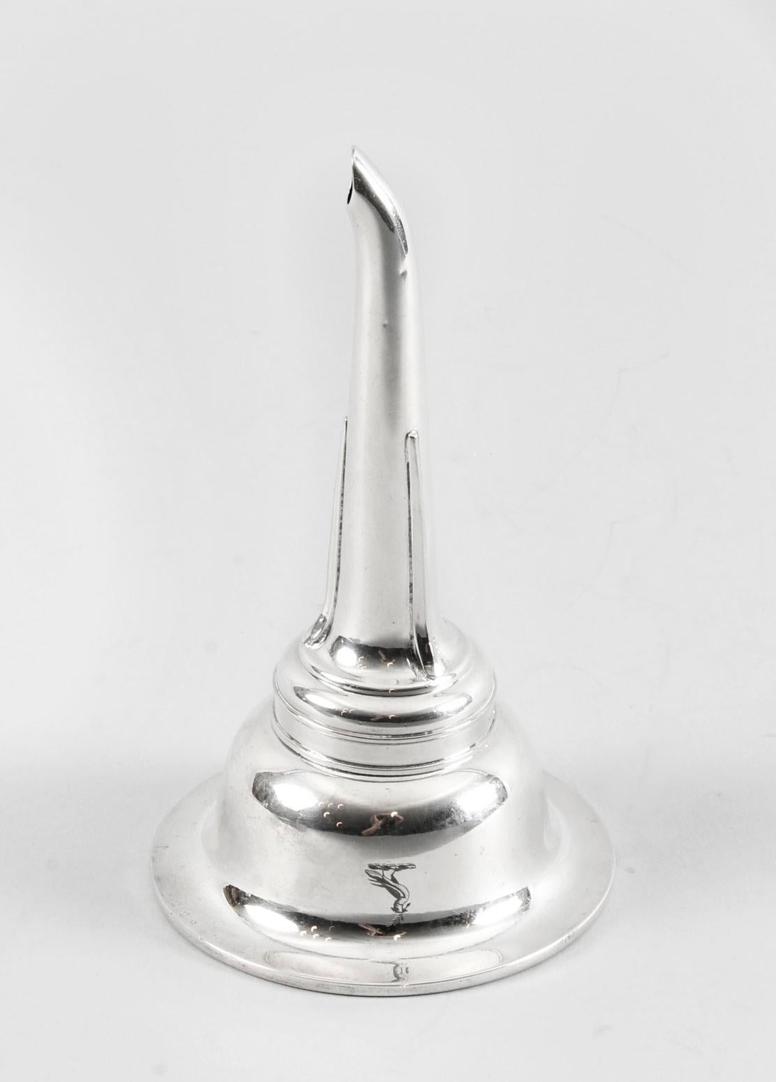 This is a wonderful antique English silver plate wine funnel that bears the makers marks of the celebrated silversmith Elkington, circa 1870 in date.

It is beautifully made in silver plate with the original gilt interior. There is no mistaking