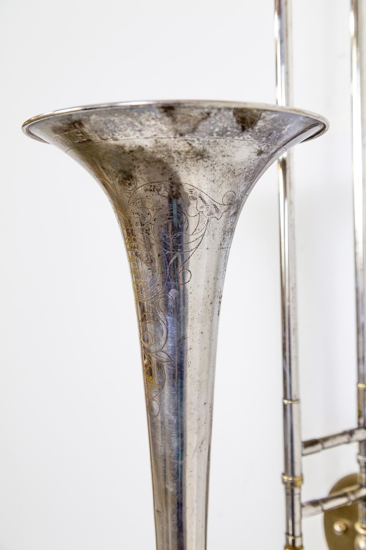 XX secolo Trombone York & Sons placcato in argento antico come applique in vendita