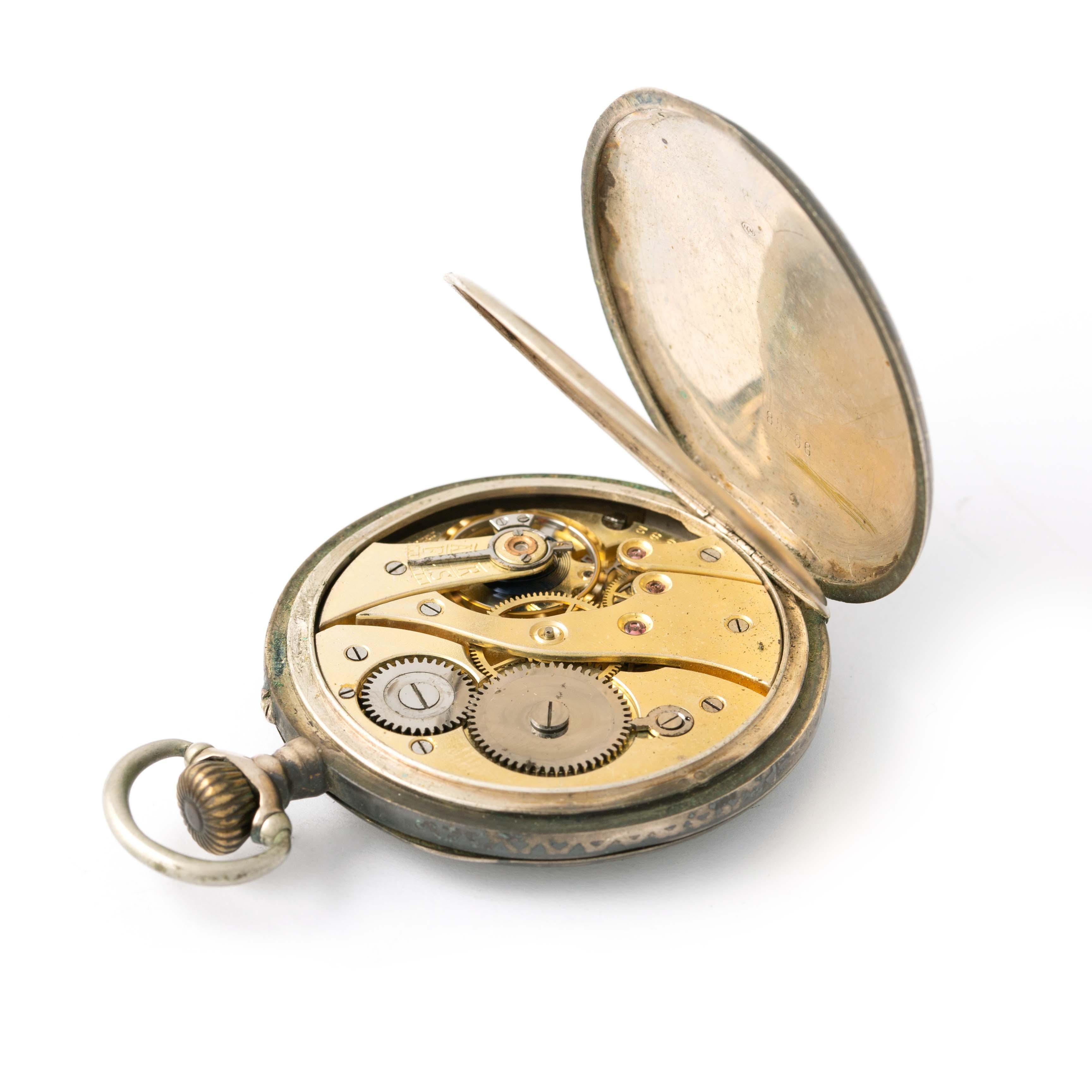 Silver pocket watch.
Height: 7.00 centimeters. 
Gross weight: 83.44 grams.

We do not guarantee the functioning of this watch.