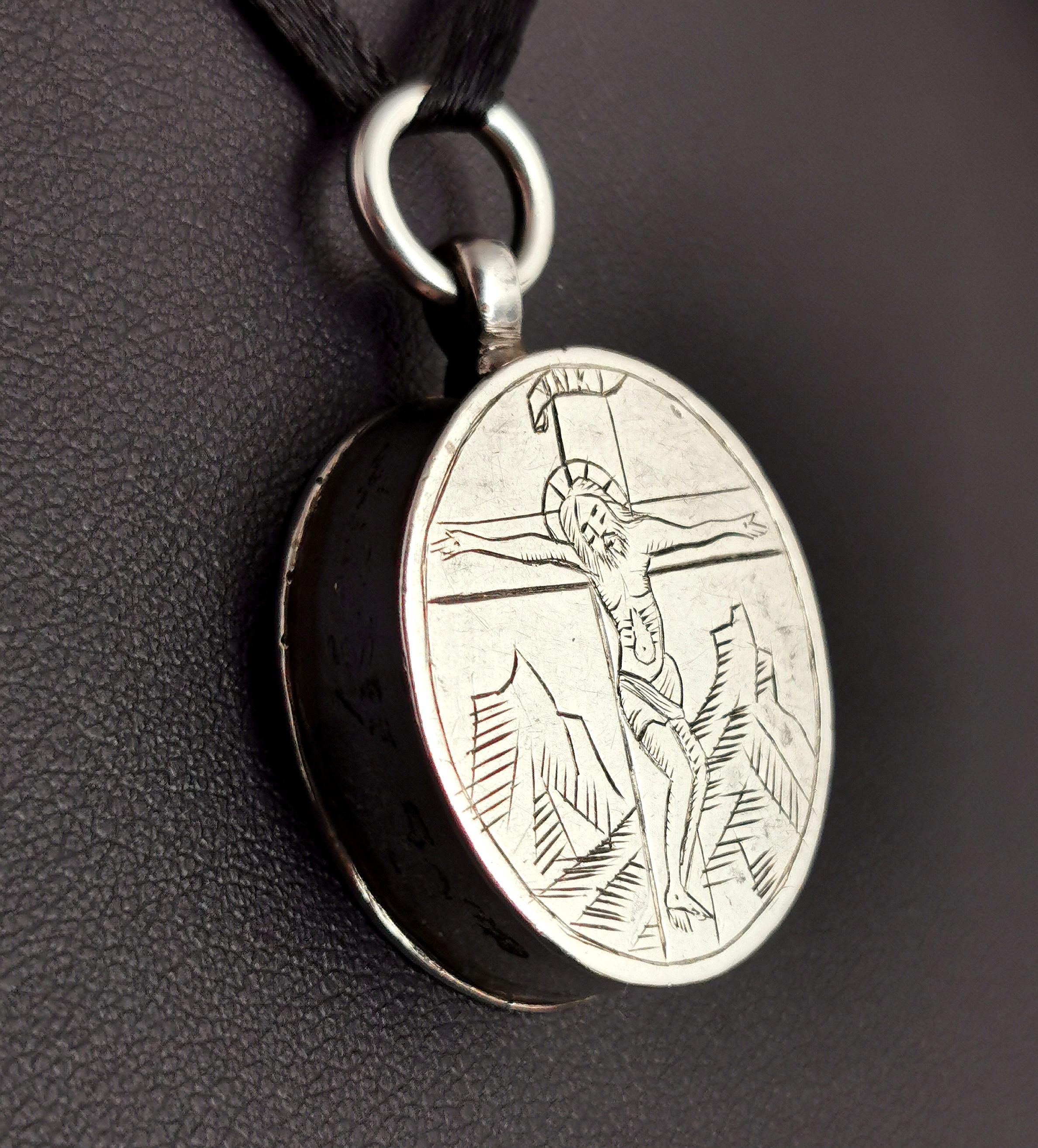 Antique Silver Reliquary Locket Pendant, Inri, Mourning, Religious For Sale 9