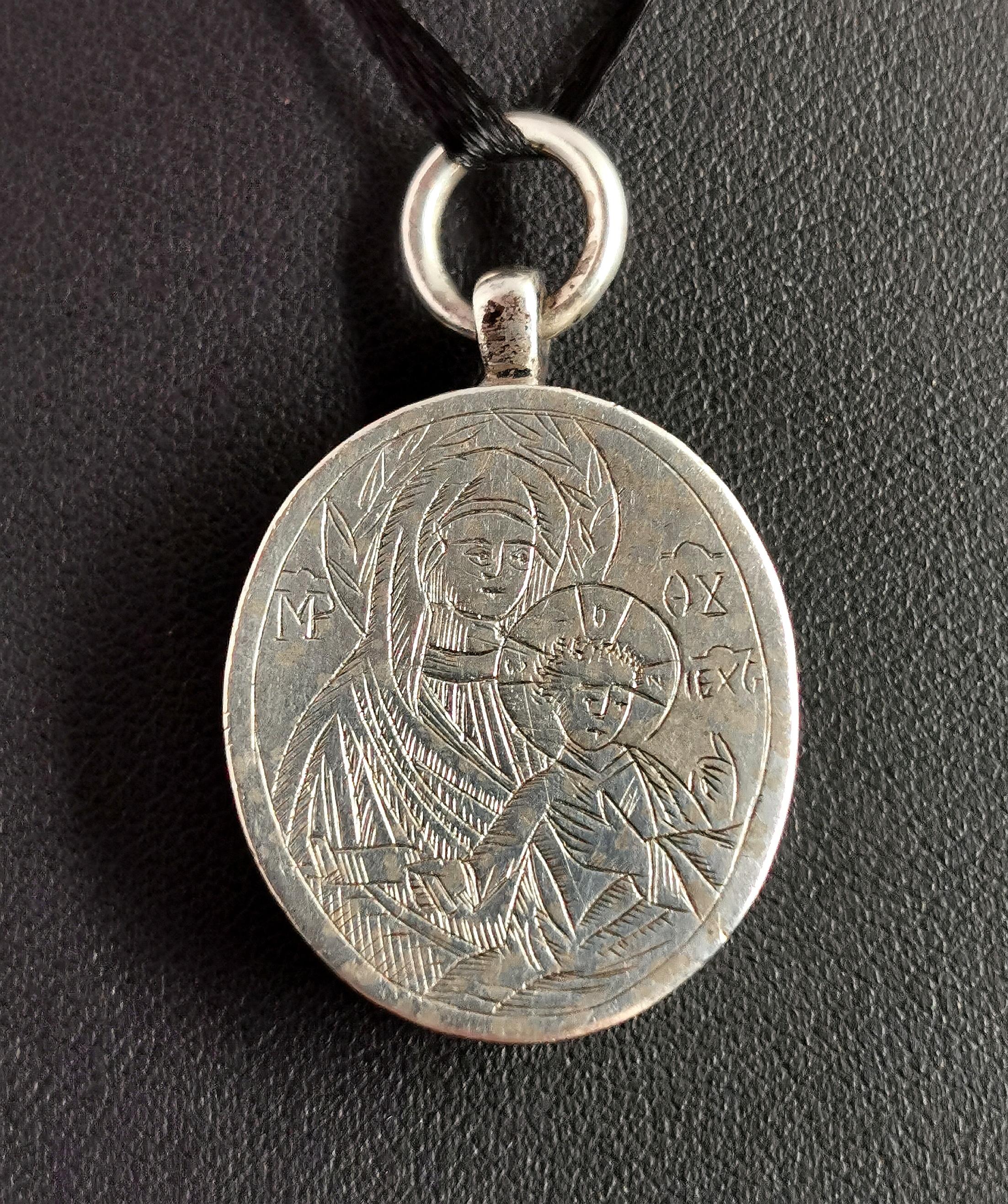 Pendentif médaillon ancien en argent de deuil, Inri, de deuil, religieux en vente 10