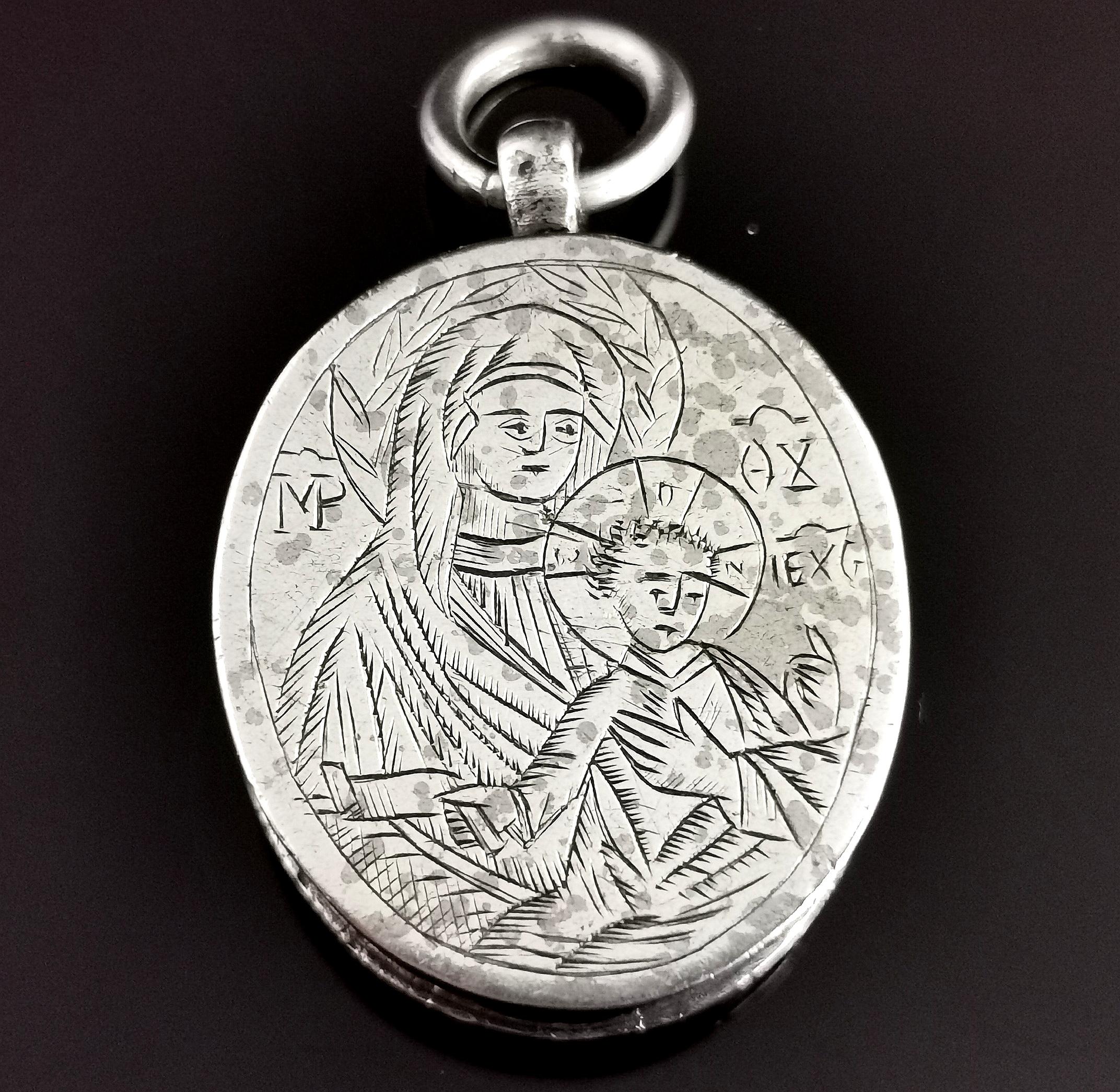 Pendentif médaillon ancien en argent de deuil, Inri, de deuil, religieux en vente 11