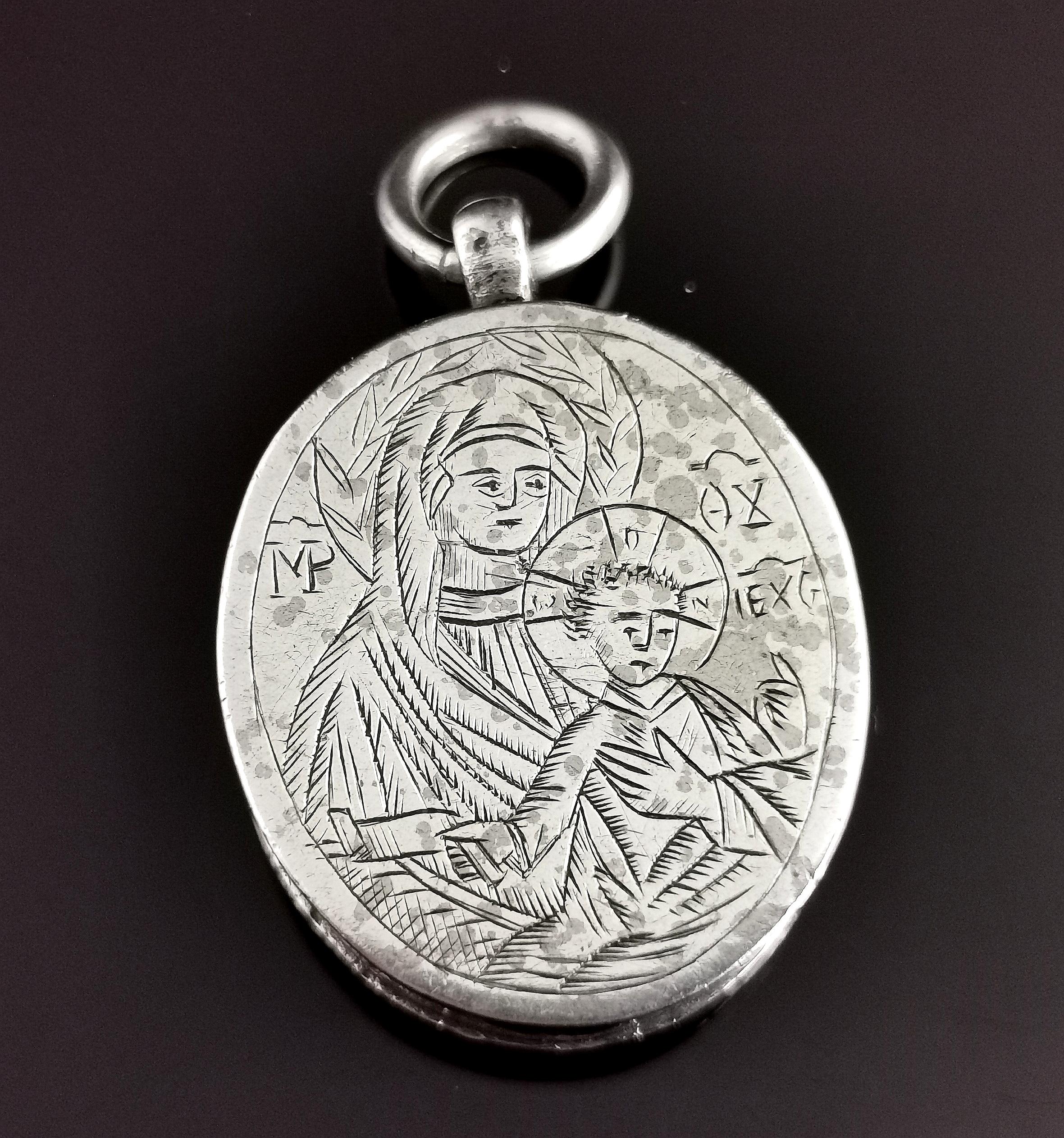 Antikes Silber-Reliquary-Medaillon-Anhänger, Inri, Trauer, Religiös (Georgian) im Angebot
