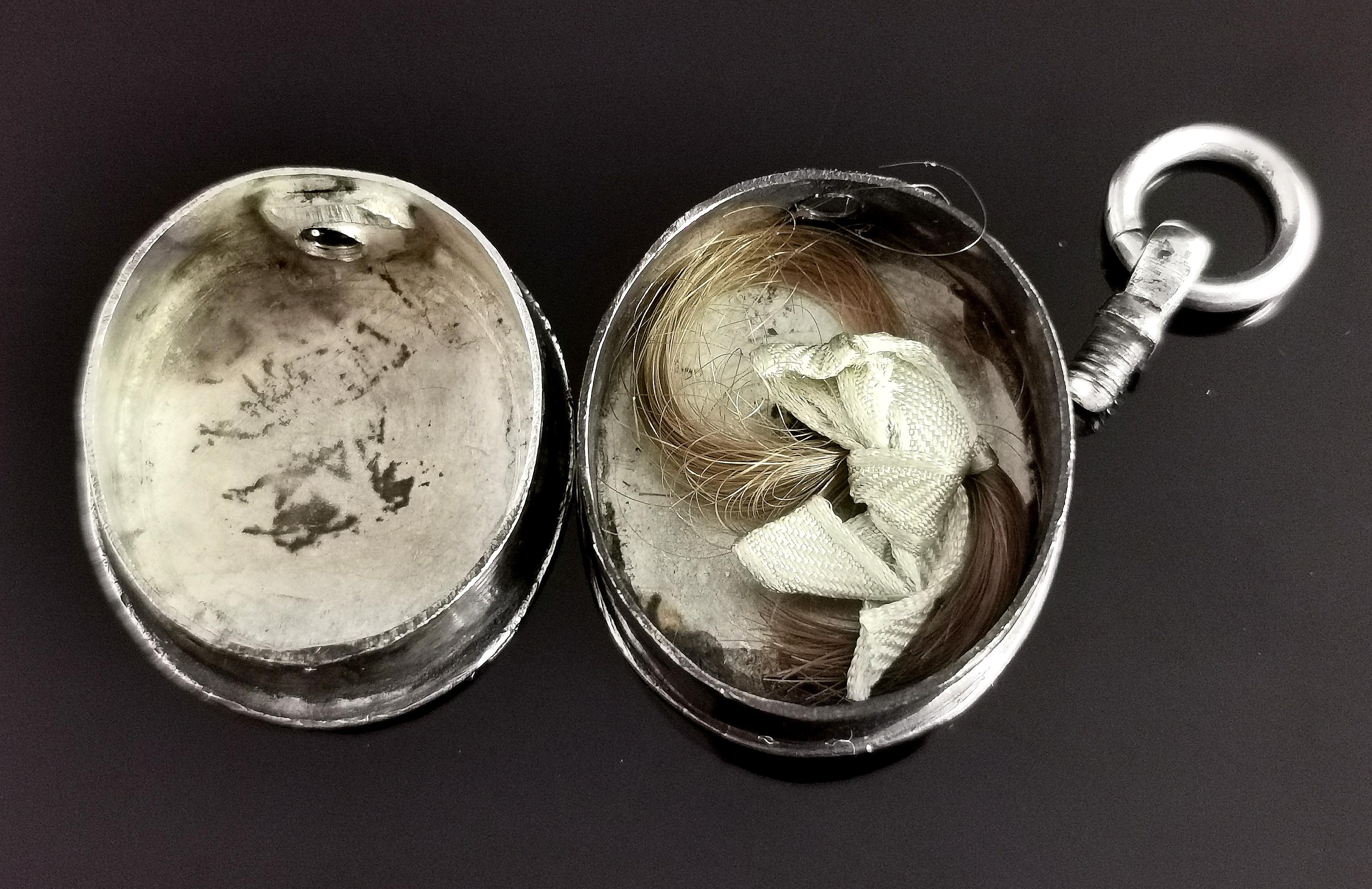 Pendentif médaillon ancien en argent de deuil, Inri, de deuil, religieux État moyen - En vente à NEWARK, GB