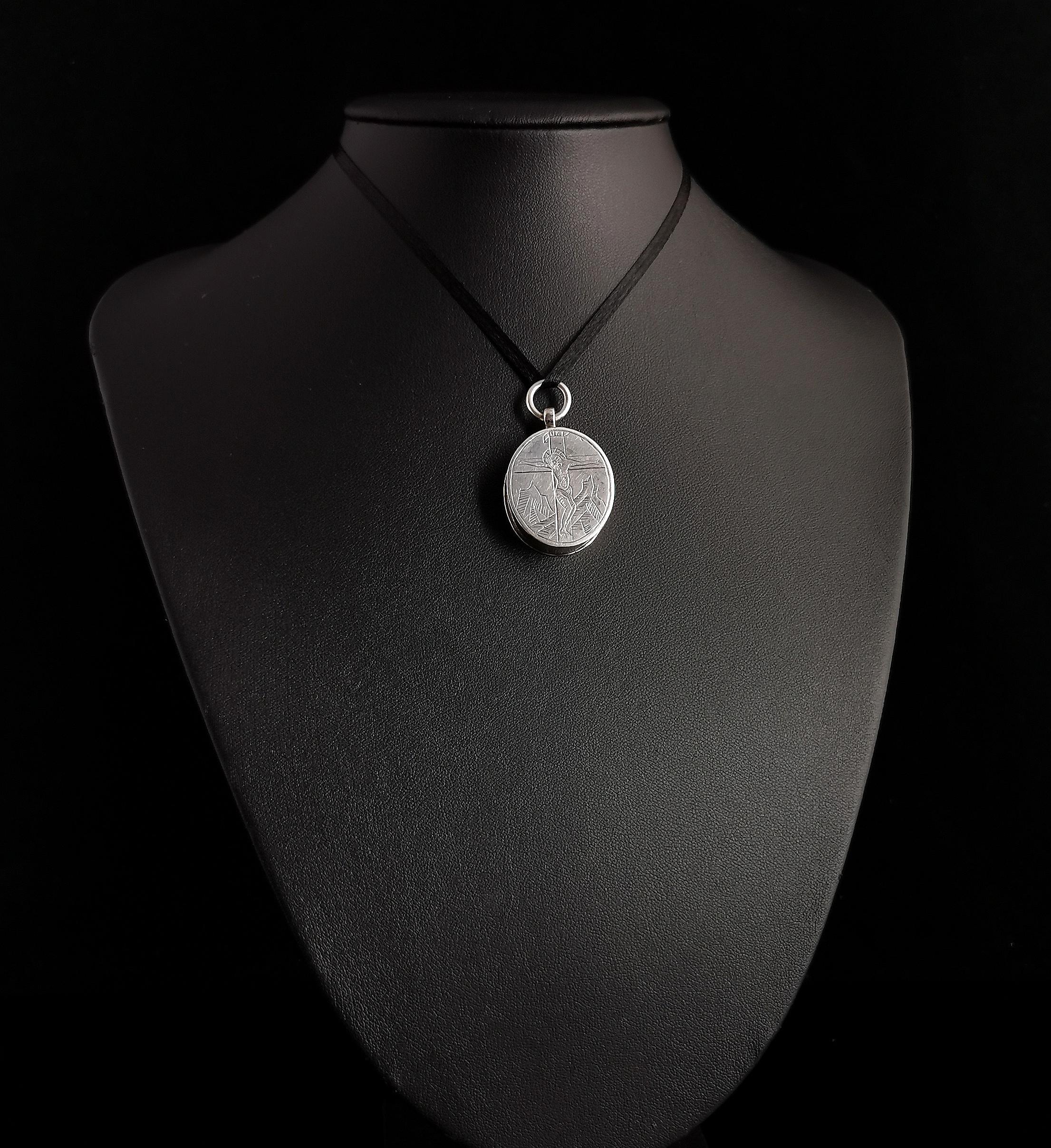 Antique Silver Reliquary Locket Pendant, Inri, Mourning, Religious For Sale 2