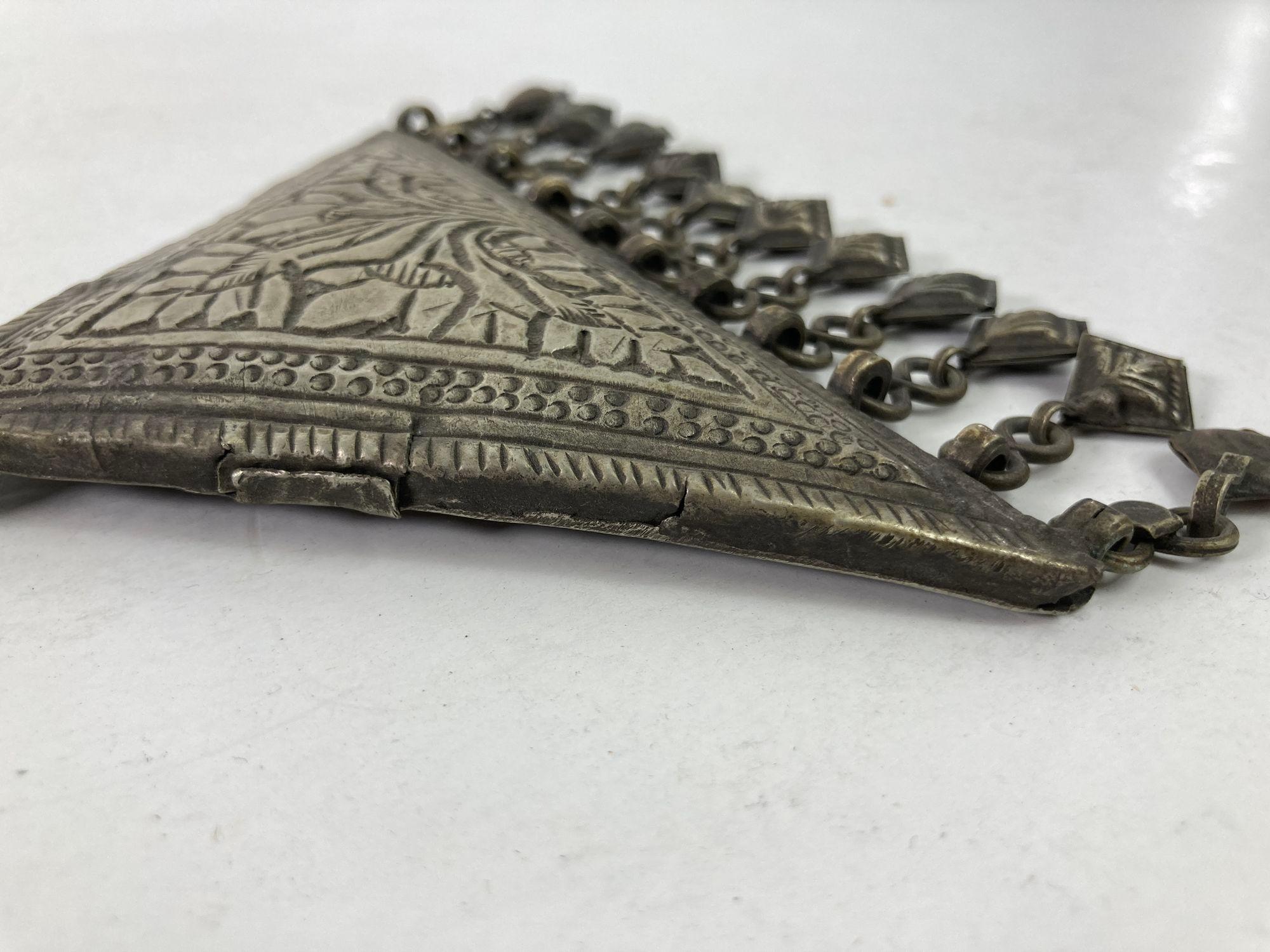 Porte- talisman islamique en argent repoussé antique en vente 2