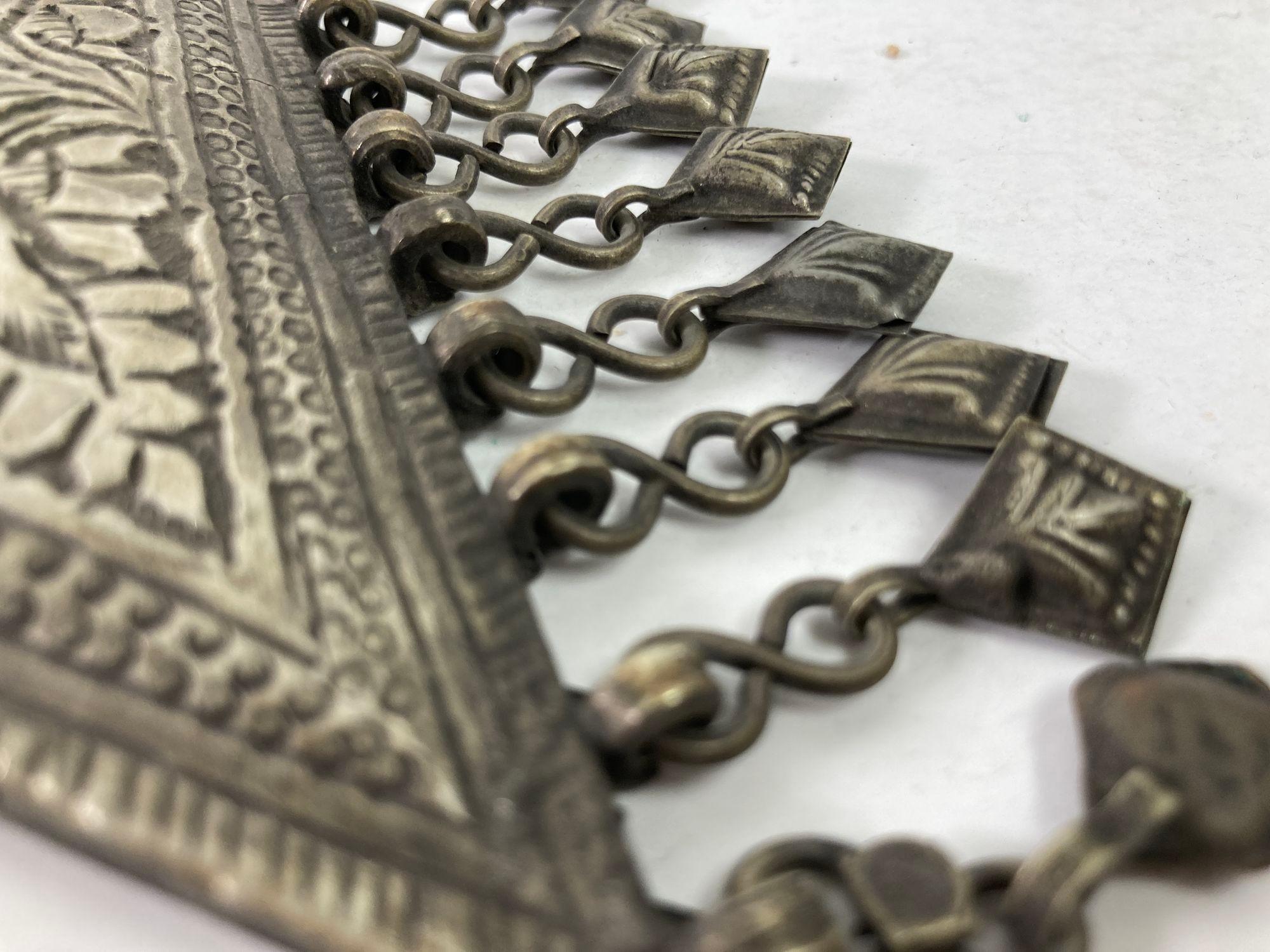 Porte- talisman islamique en argent repoussé antique en vente 3