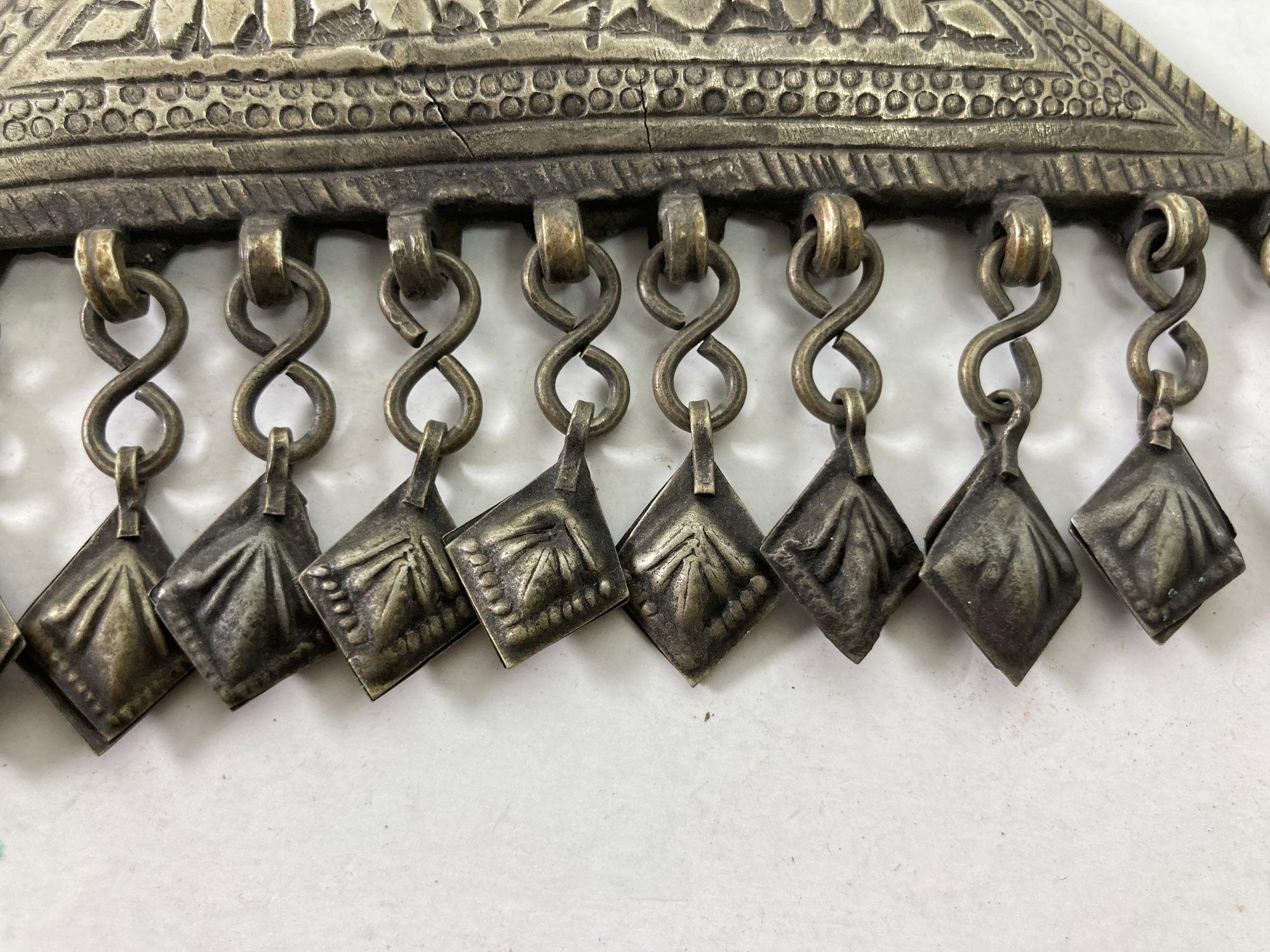 Porte- talisman islamique en argent repoussé antique en vente 4