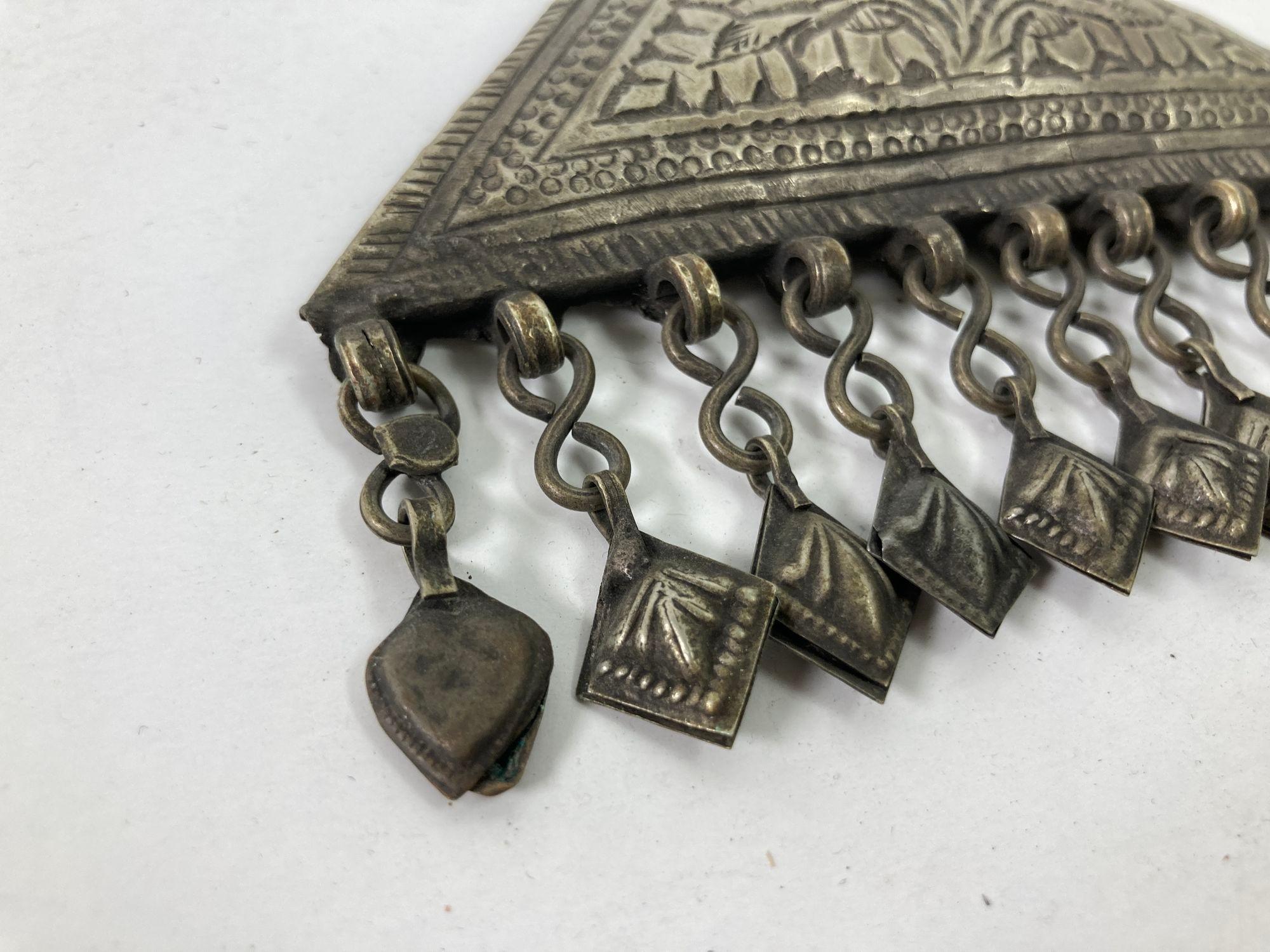 Artisanat Porte- talisman islamique en argent repoussé antique en vente