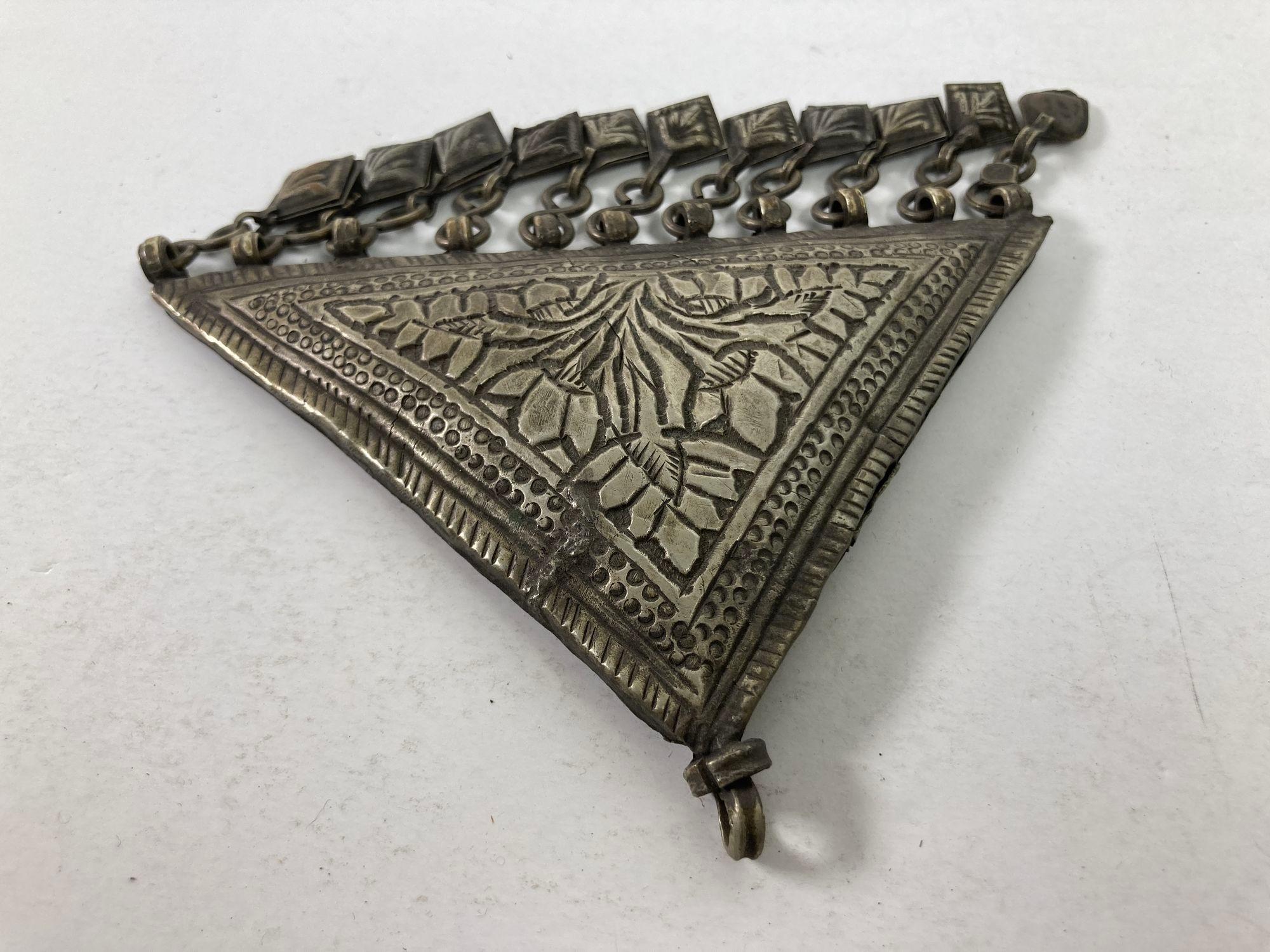 Fait main Porte- talisman islamique en argent repoussé antique en vente