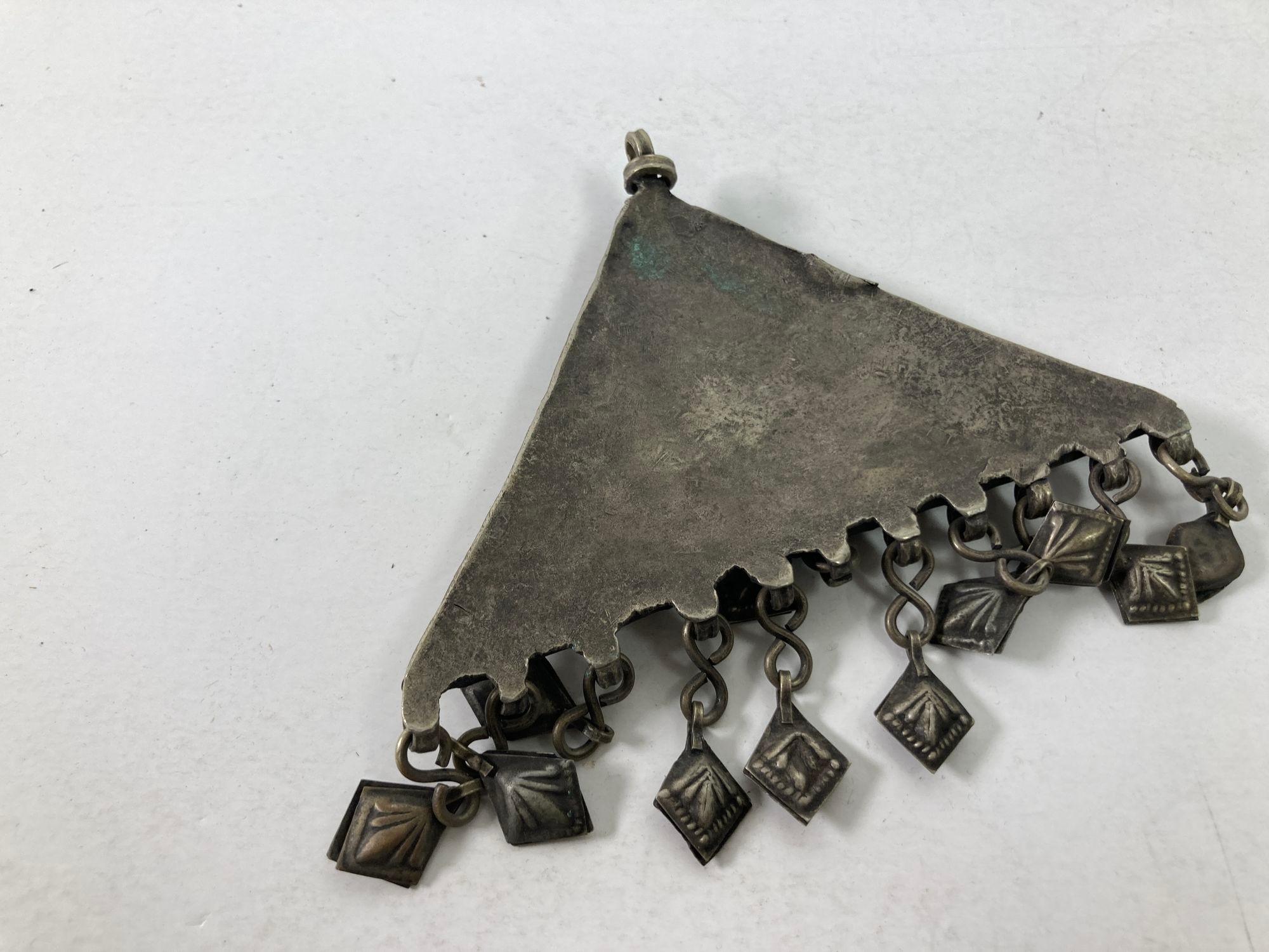 Porte- talisman islamique en argent repoussé antique Bon état - En vente à North Hollywood, CA