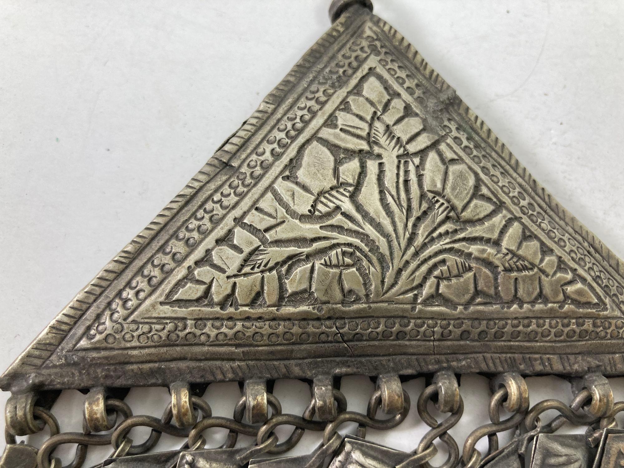 Porte- talisman islamique en argent repoussé antique en vente 1