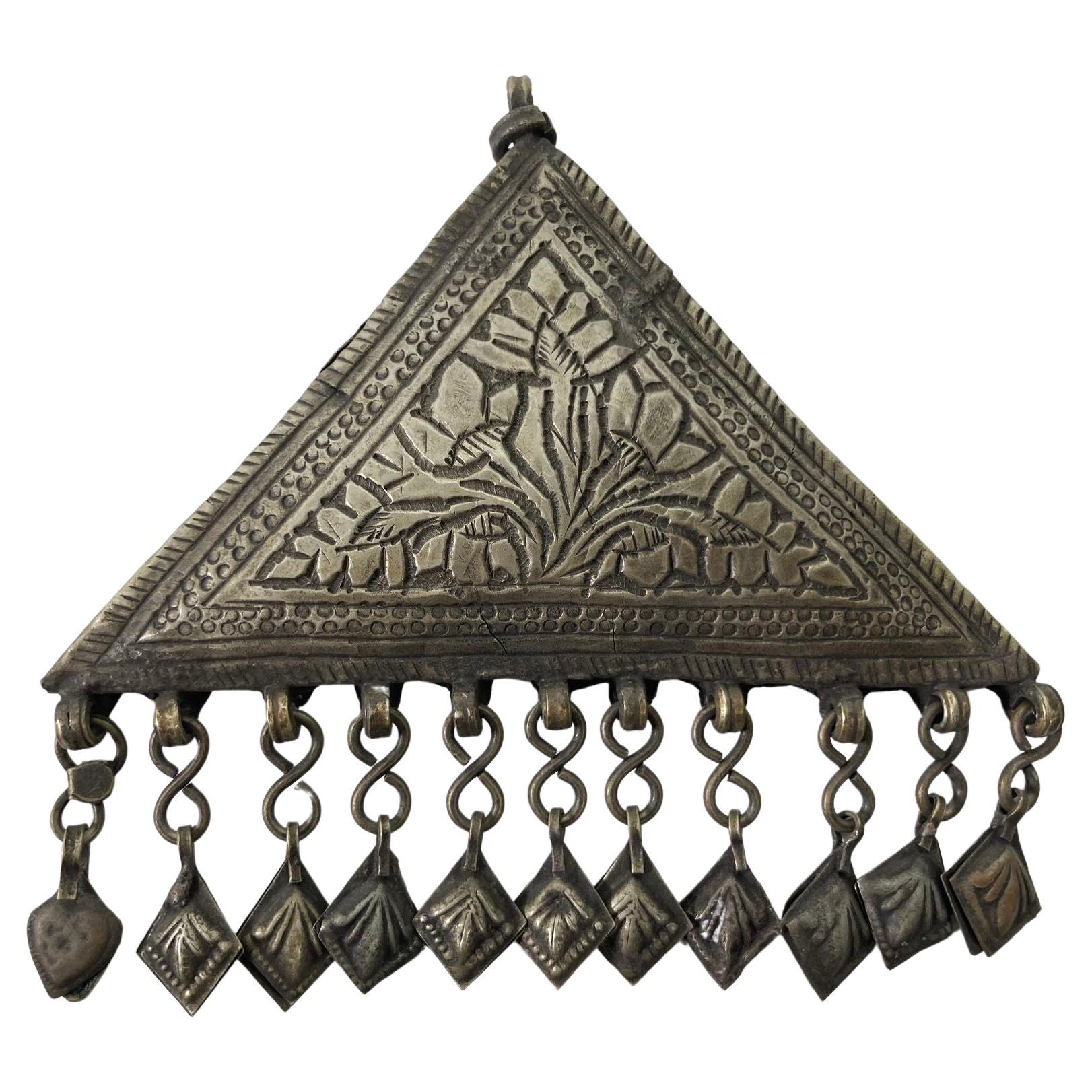Porte- talisman islamique en argent repoussé antique en vente