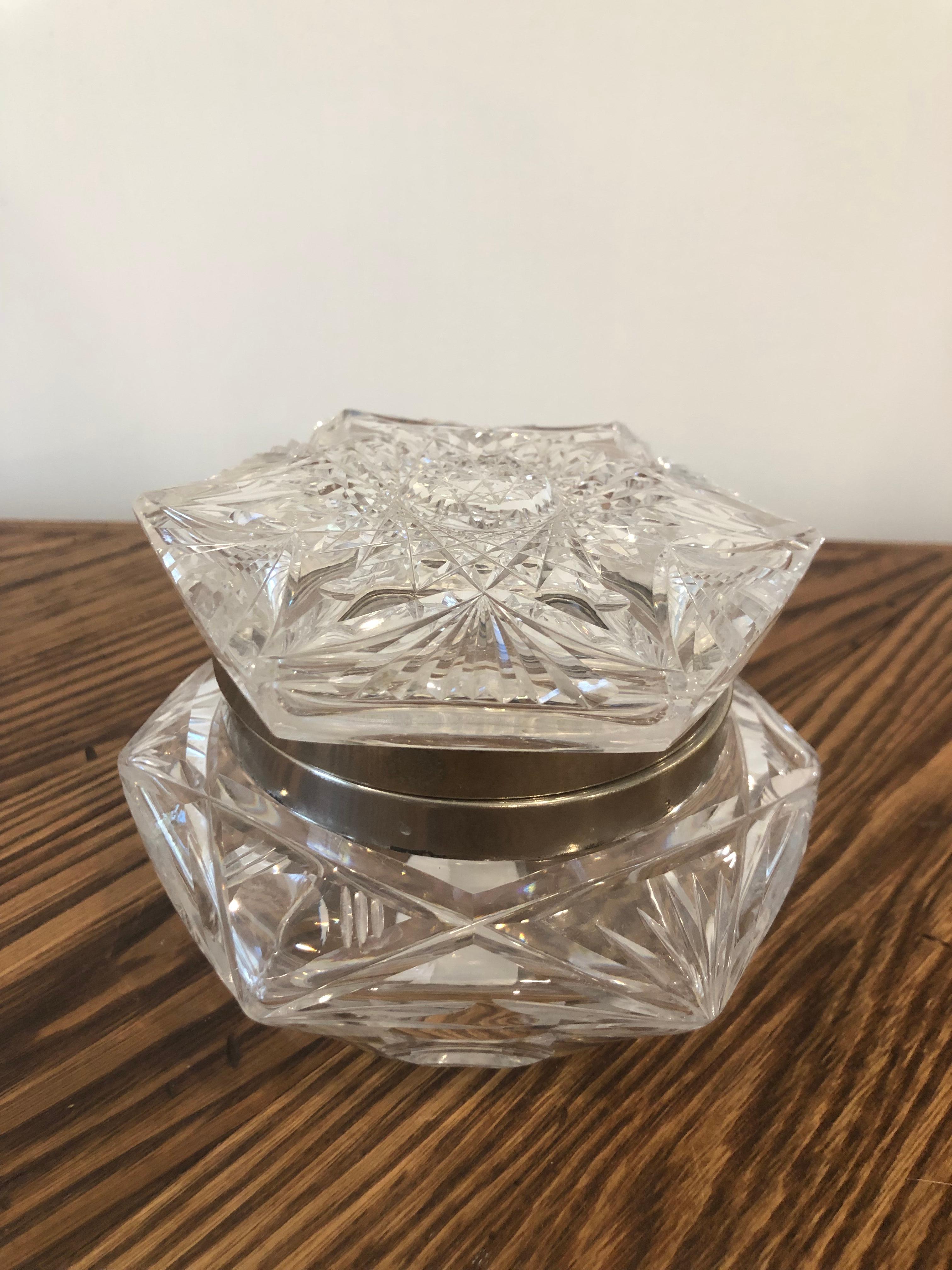 Beautiful antique Sunburst cut crystal octagon shaped box, a nice size that would look fantastic on a vanity or dresser.