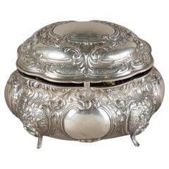 Zuccheriera antica in argento in stile rococò, oggetti decorativi dorati all'interno