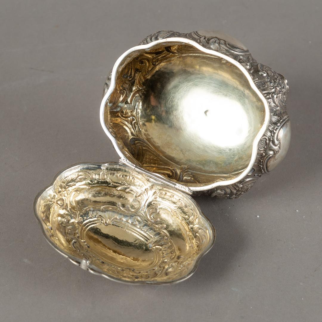 Azucarero Antiguo de Plata Estilo Rococó, Objetos Decorativos Dorado en Oro en el Interior Renacimiento rococó en venta