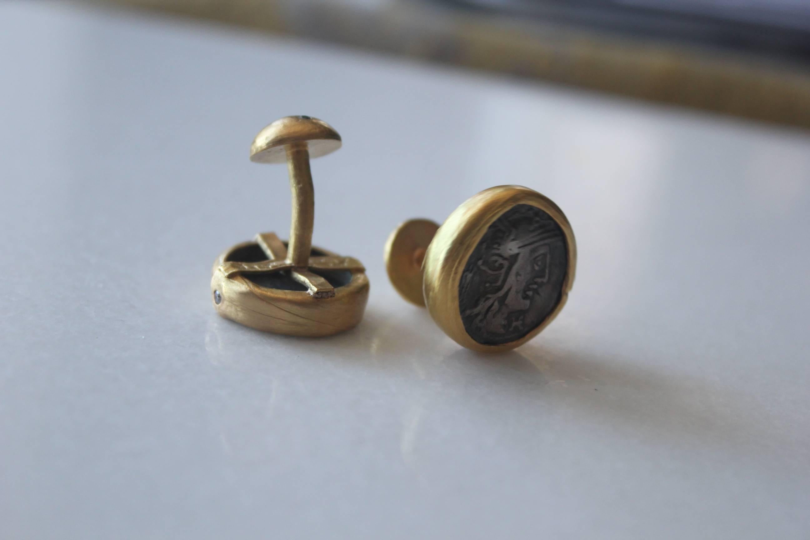 Antique Silver Roman Coin Set in 22K-21K Gold Cuff Links with Diamonds Cufflinks In New Condition In New York, NY