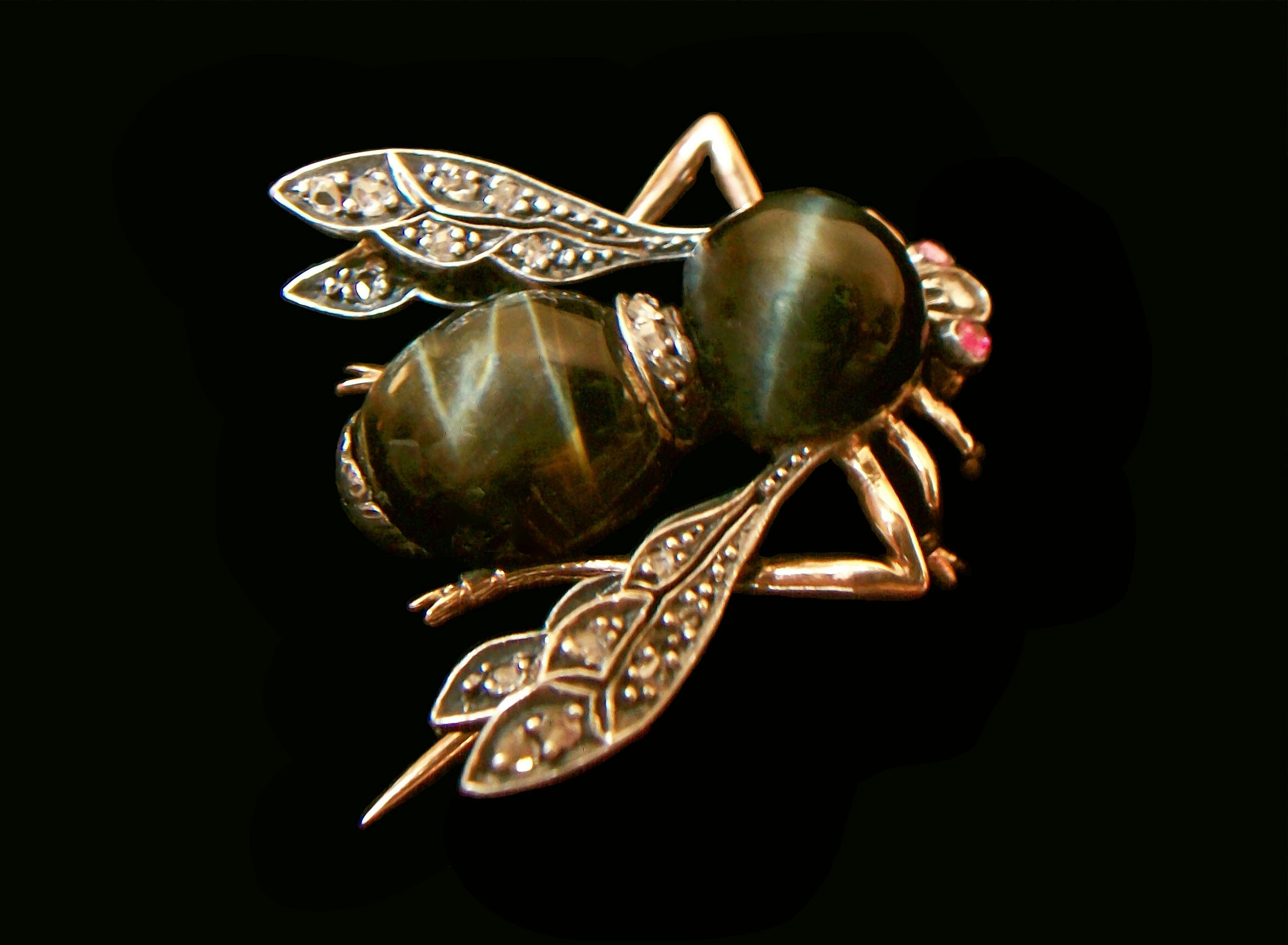 Broche abeille ancienne en argent français surmontée d'or rose 18 carats (peut-être par Alphonse Auger - Place des Victoires, Paris) - avec d'exceptionnels cabochons ronds et ovales en quartz Cat's Eye pour la tête et le corps (environ 7 mm).