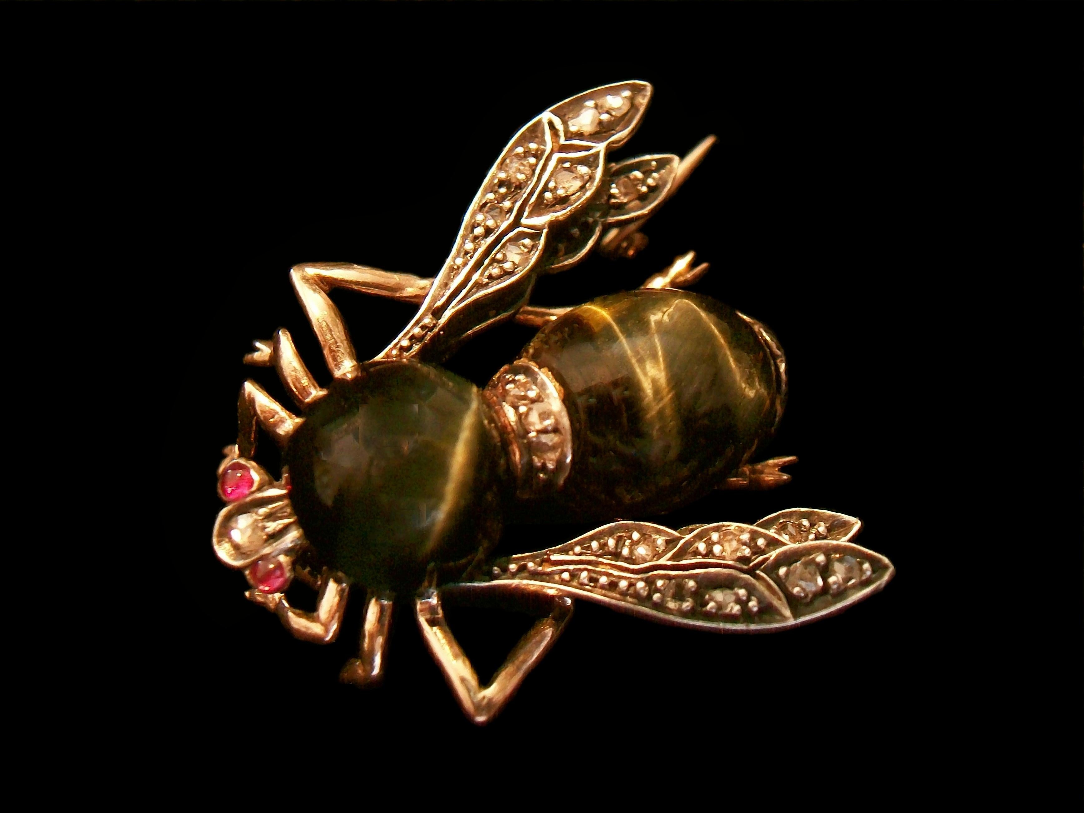 Victorien Broche abeille ancienne en argent, or rose et quartz œil de chat - France - Circa 1870's en vente