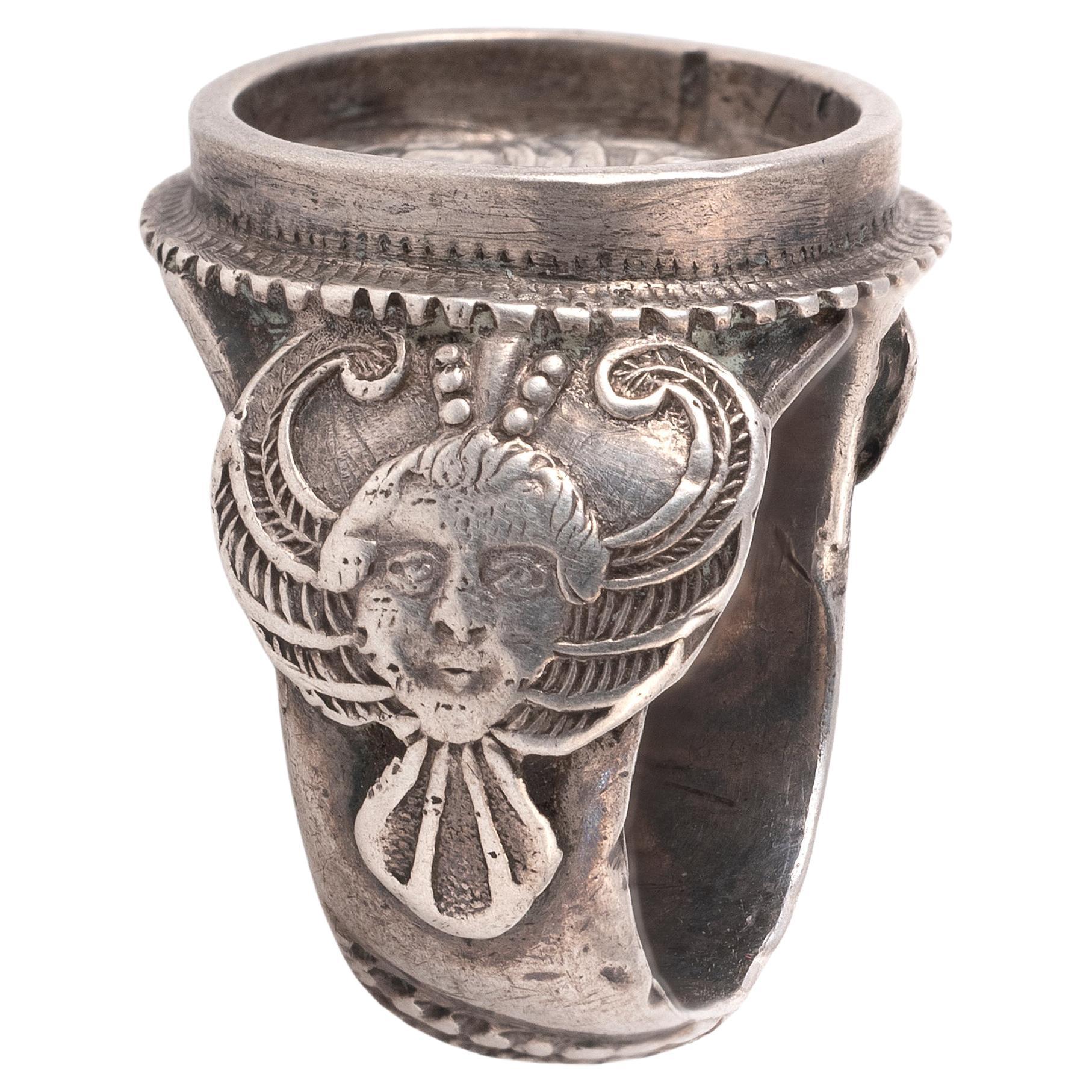 Grande anello vescovile che raffigura in rilievo Sant'Antonio da Padova sulla parte superiore.
Taglia 9 1/4
Peso: 4,5gr.