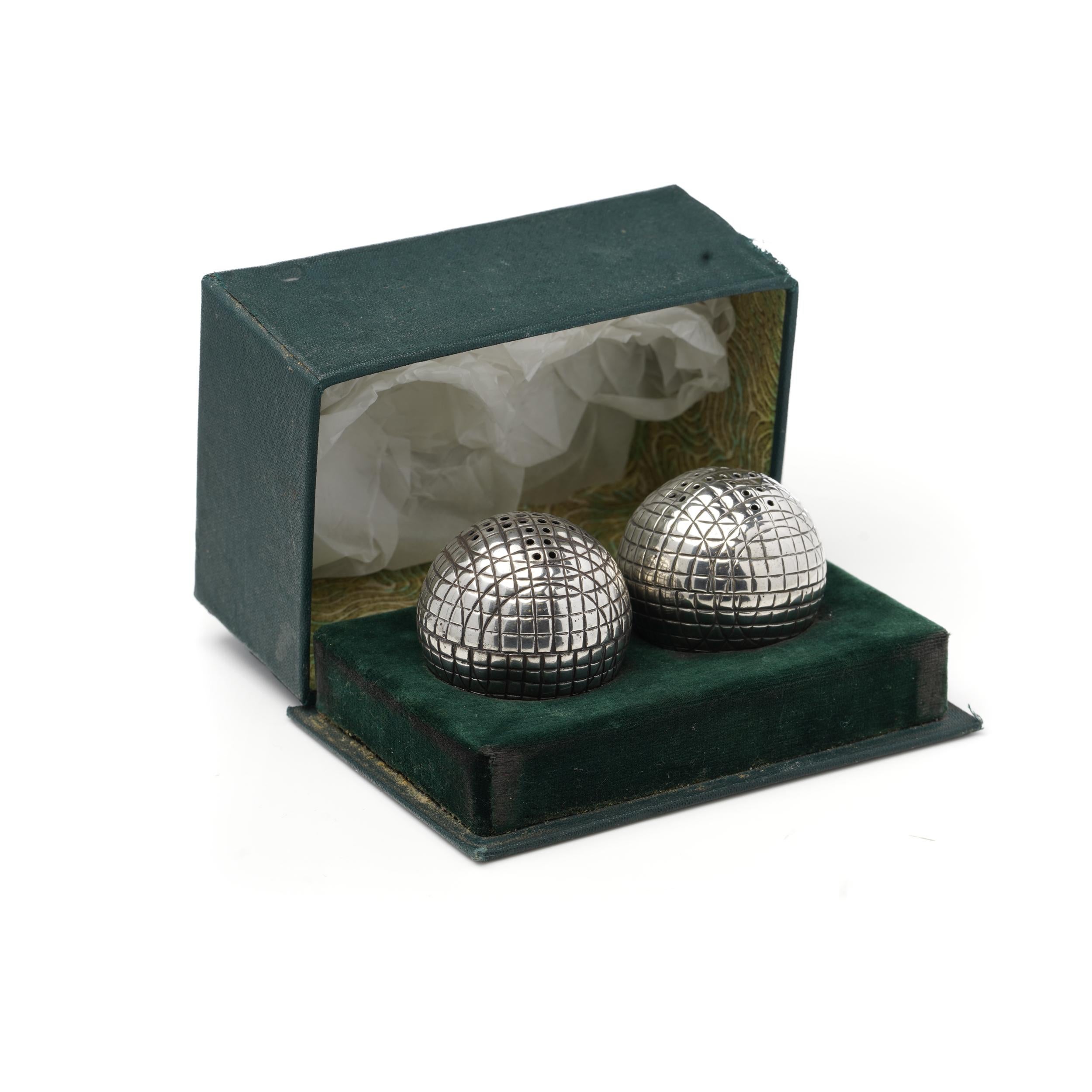 Charmante paire de salières et poivrières en argent de la fin de l'époque victorienne, représentant des balles de golf.
Chaque Shakers est percé de trous sur le dessus, conçus pour faciliter la distribution, et doté de discrètes marques d'argent le