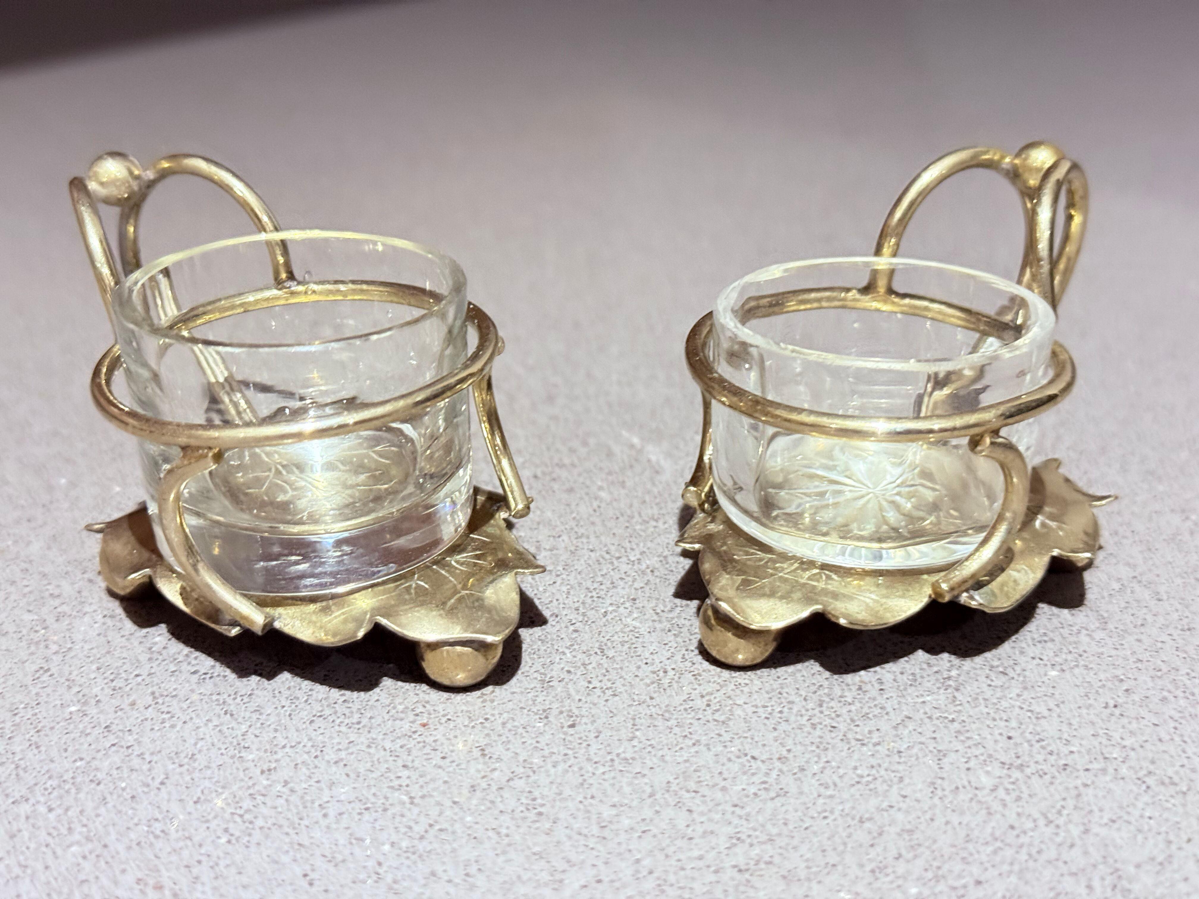 Rococo Salière en argent antique,  Paire de salières, bol en cristal, cuillère intérieure en vente