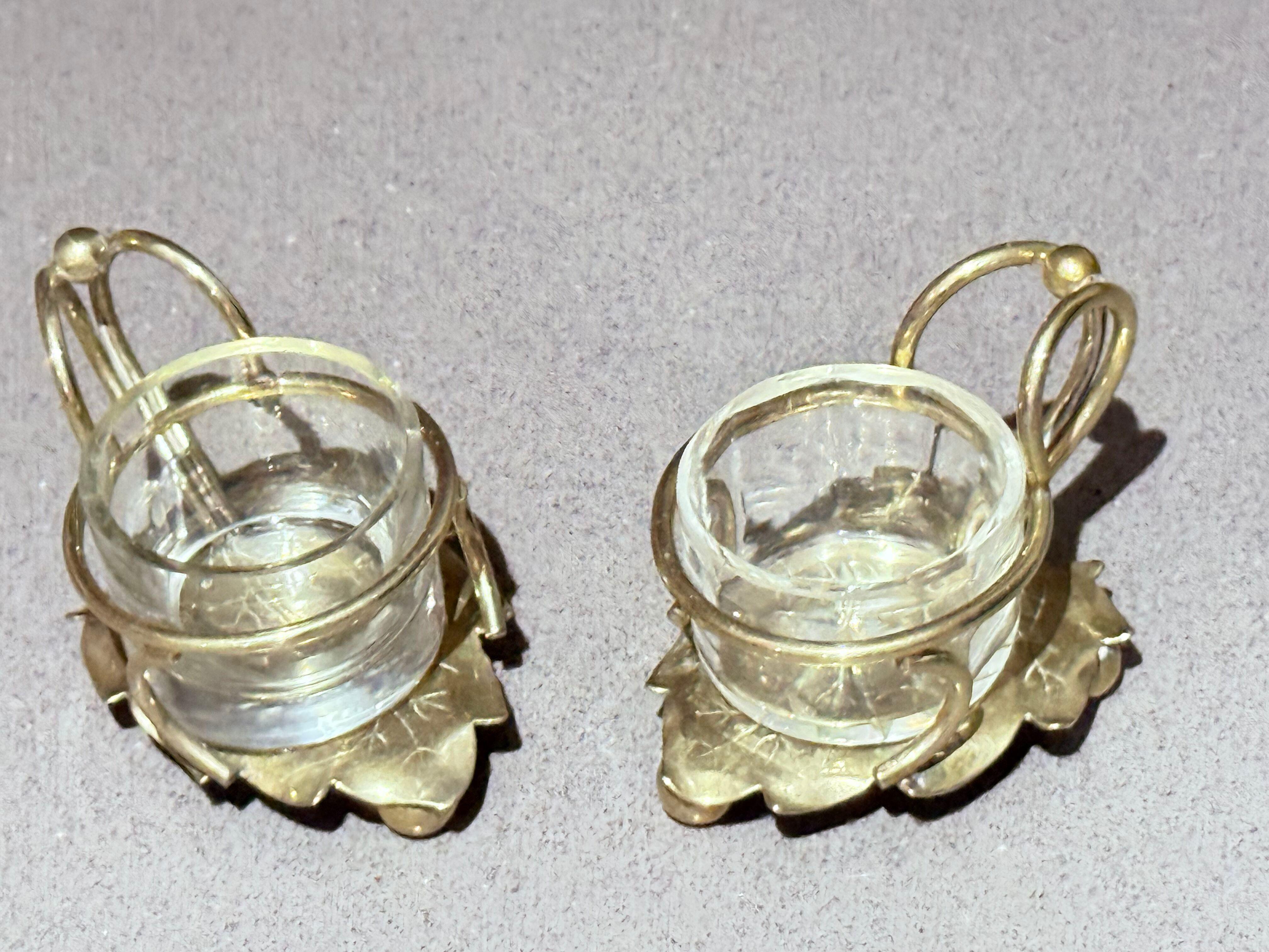 Anglais Salière en argent antique,  Paire de salières, bol en cristal, cuillère intérieure en vente