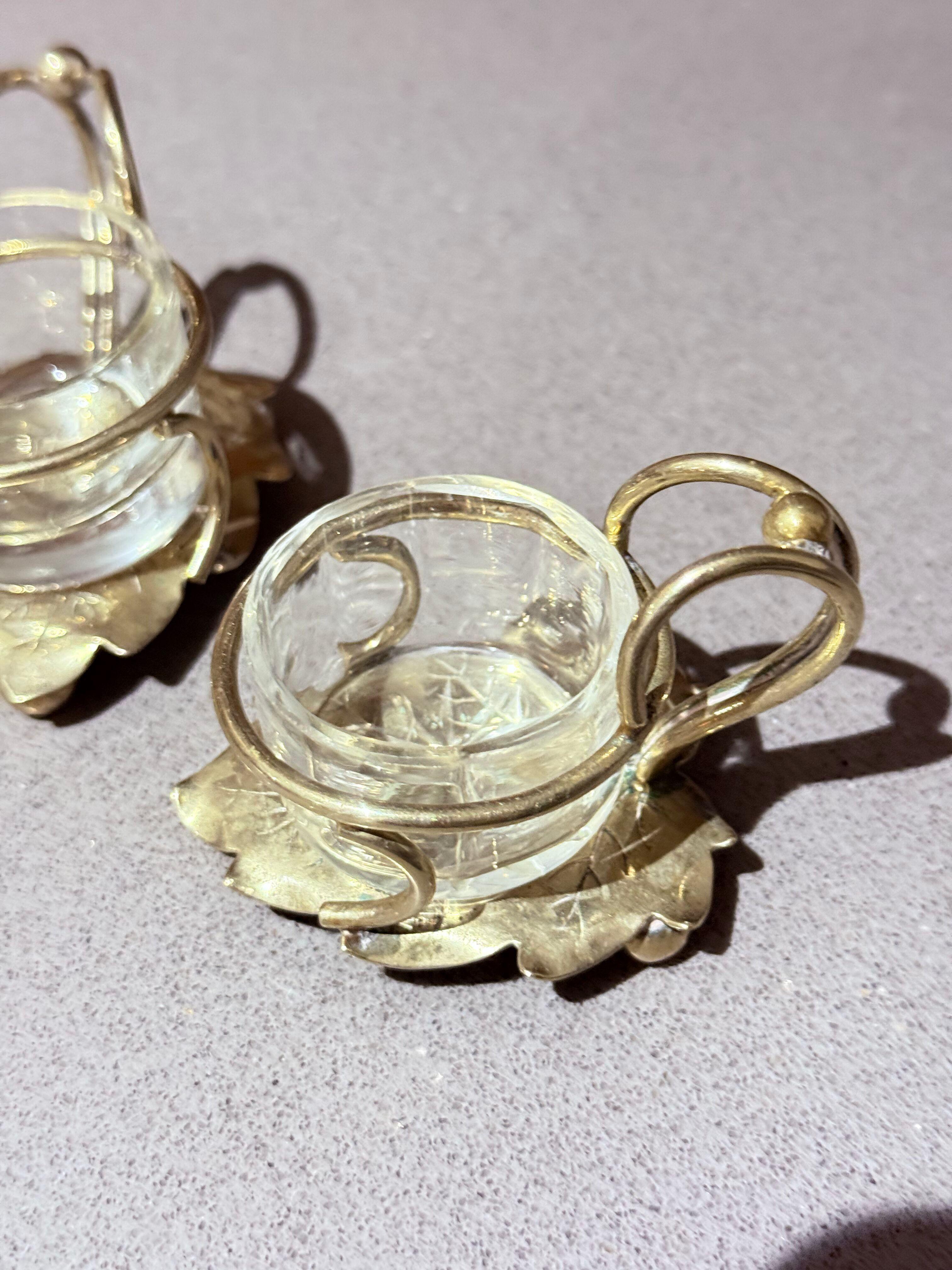 Sculpté Salière en argent antique,  Paire de salières, bol en cristal, cuillère intérieure en vente