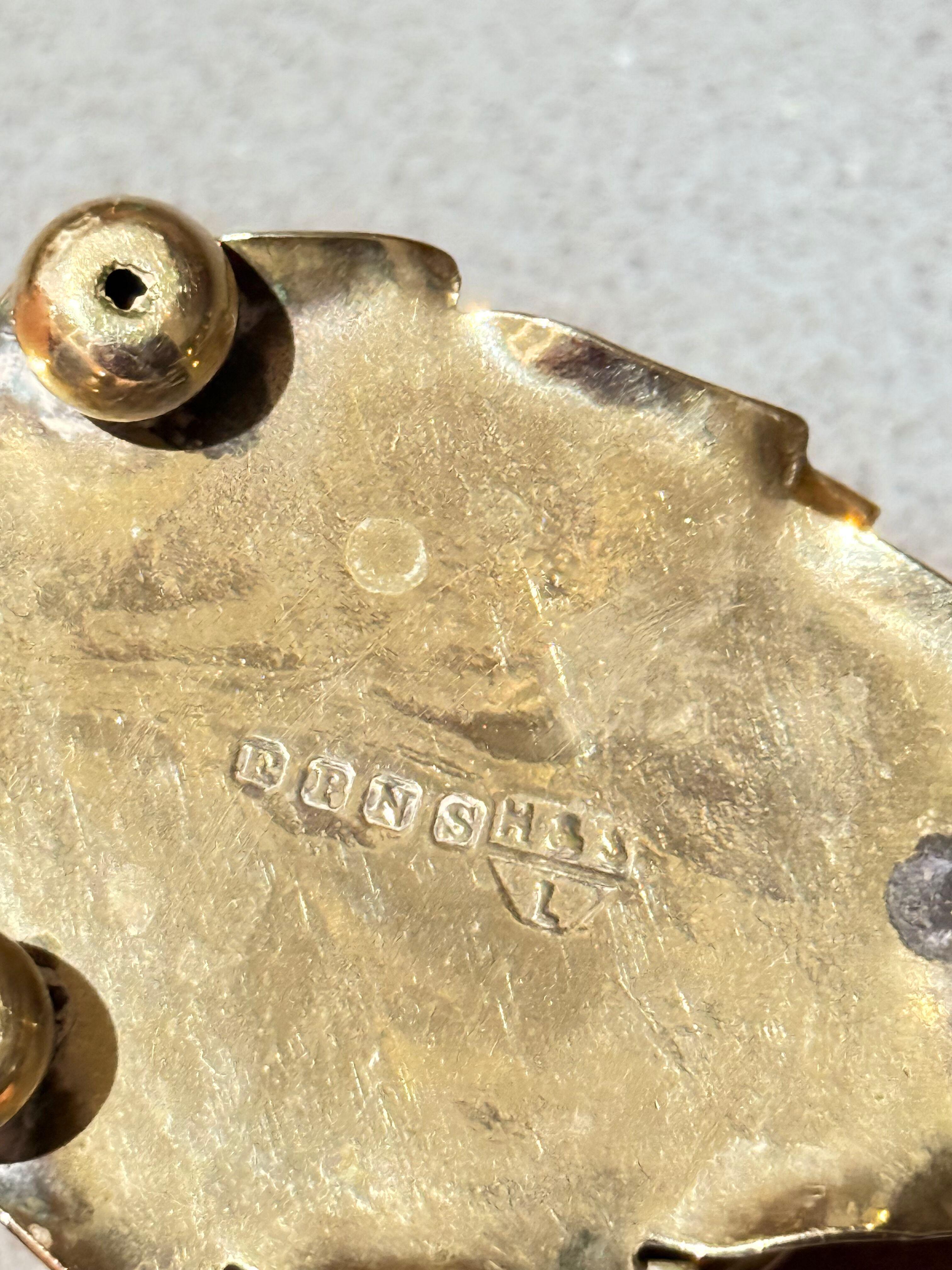 Salière et poivrière ancienne en argent de valeur ou Vaisselle décorative pressée, coulée et ciselée, dorure à l'intérieur. Corps ovale et bombé sur une courbe courte  Des courbes en C en relief, des treillis, des rocailles, des rinceaux de fleurs