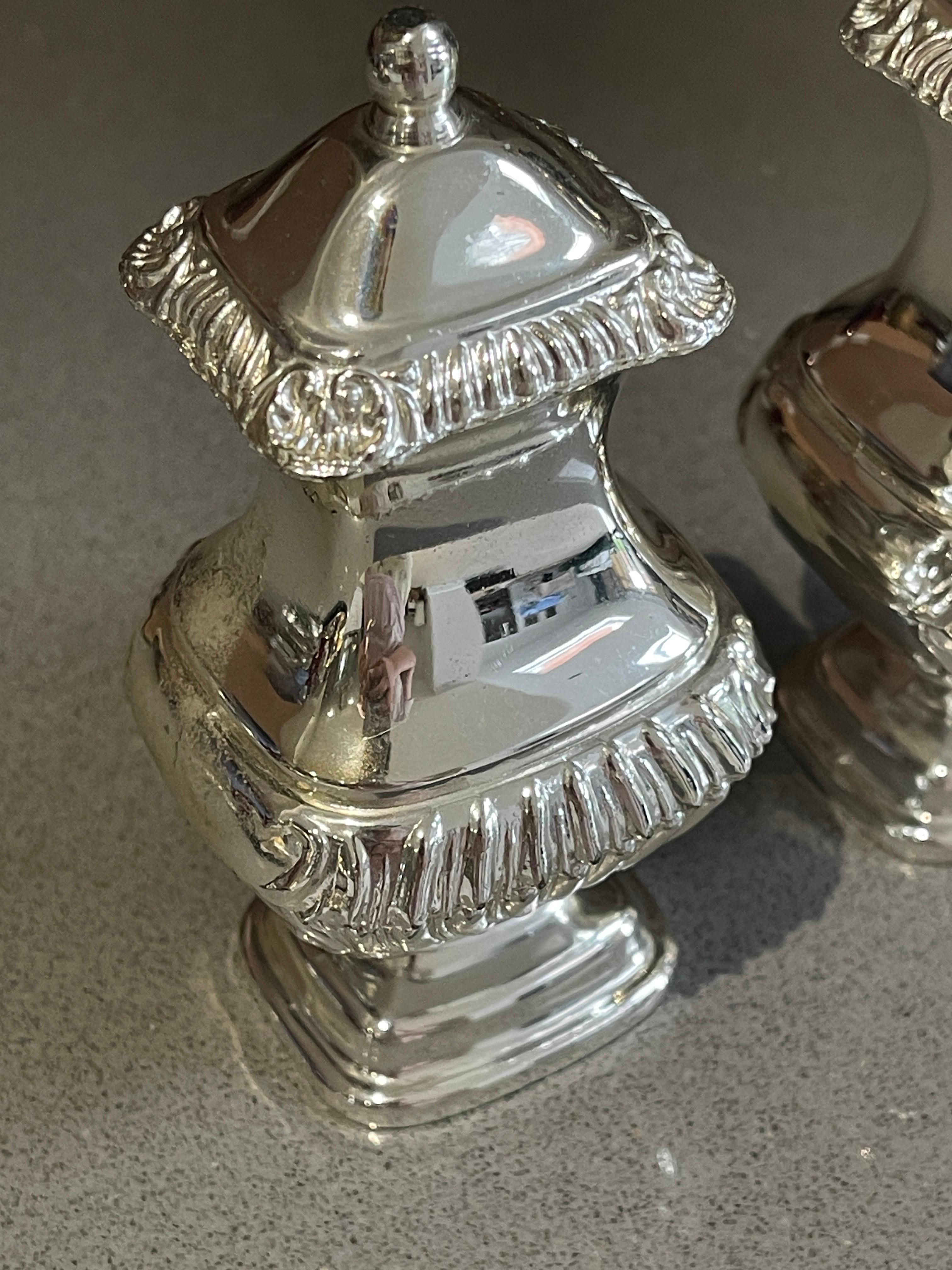 Antique Silver Salt Shaker Rococo Style, Pair of Decorative Pepper Shaker Sale  In Excellent Condition For Sale In Hampshire, GB