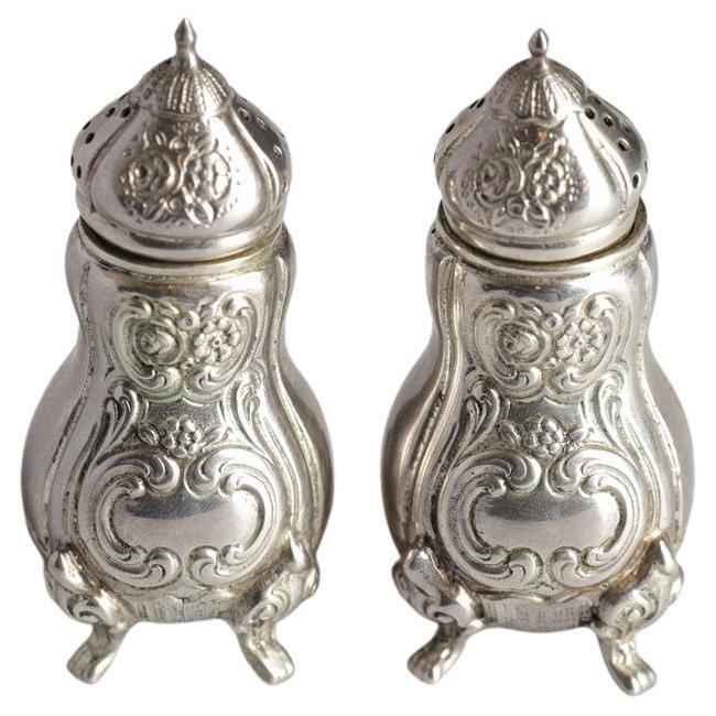 Antiker Silber-Salzstreuer im Rokoko-Stil, Paar dekorative Pfefferstreuer, verkauft  im Angebot