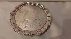 Antike silberne Salverrückseite mit Füßen. Punches des Silberschmieds R. Abercorn