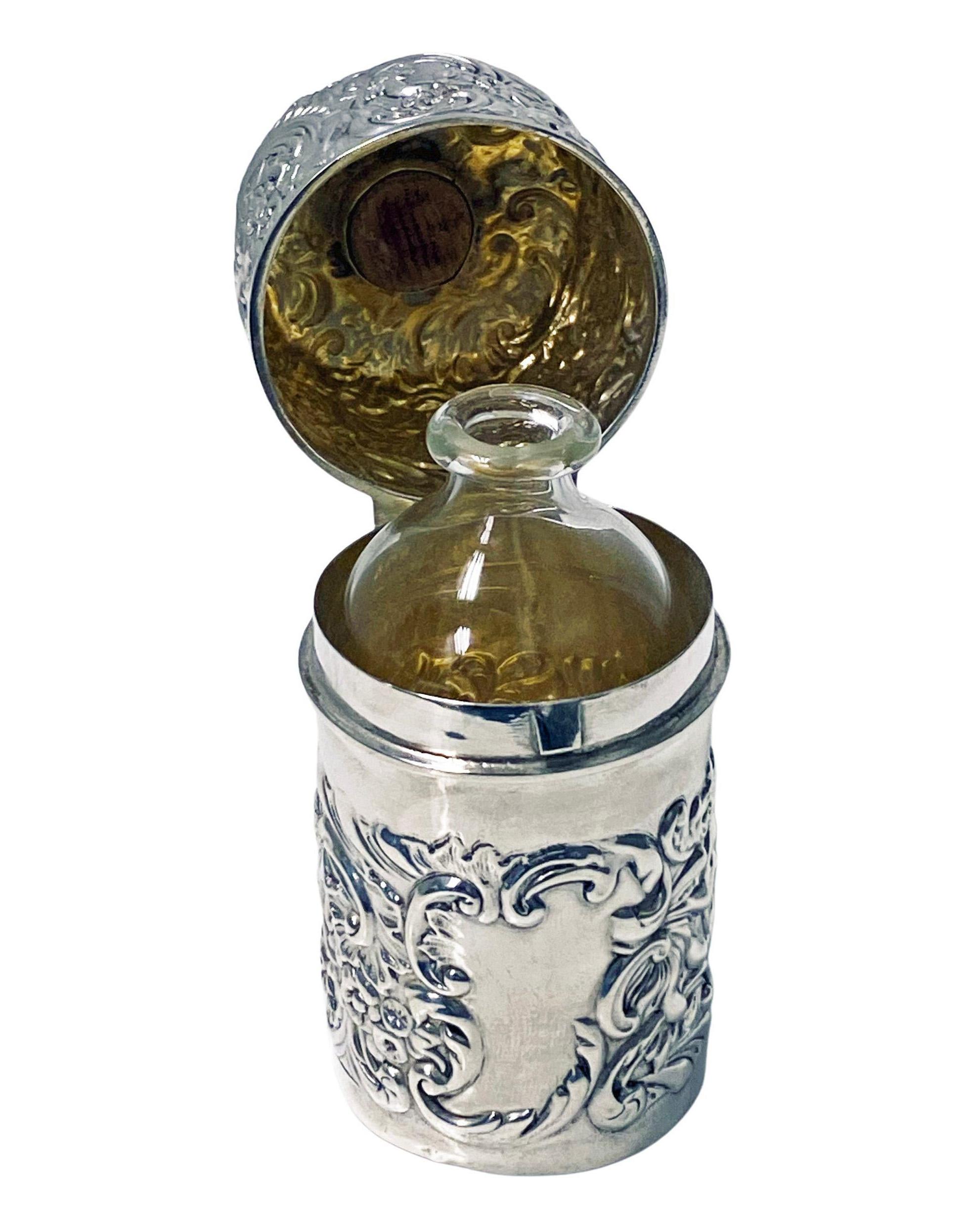 Antique Silver Scent Bottle with Removeable Glass Interior, London 1895 William In Good Condition In Toronto, Ontario