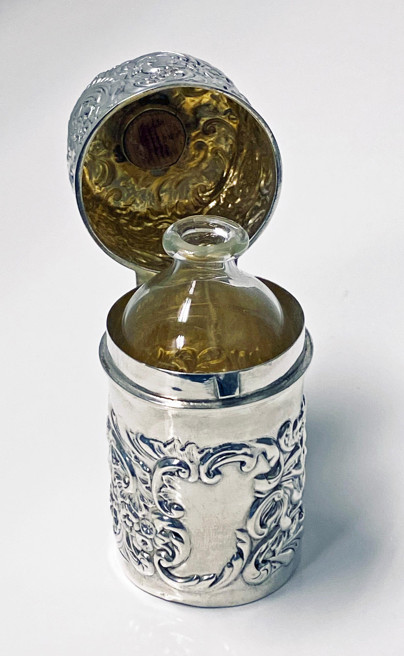 Antique Silver Scent Bottle with Removeable Glass Interior, London 1895 William 2