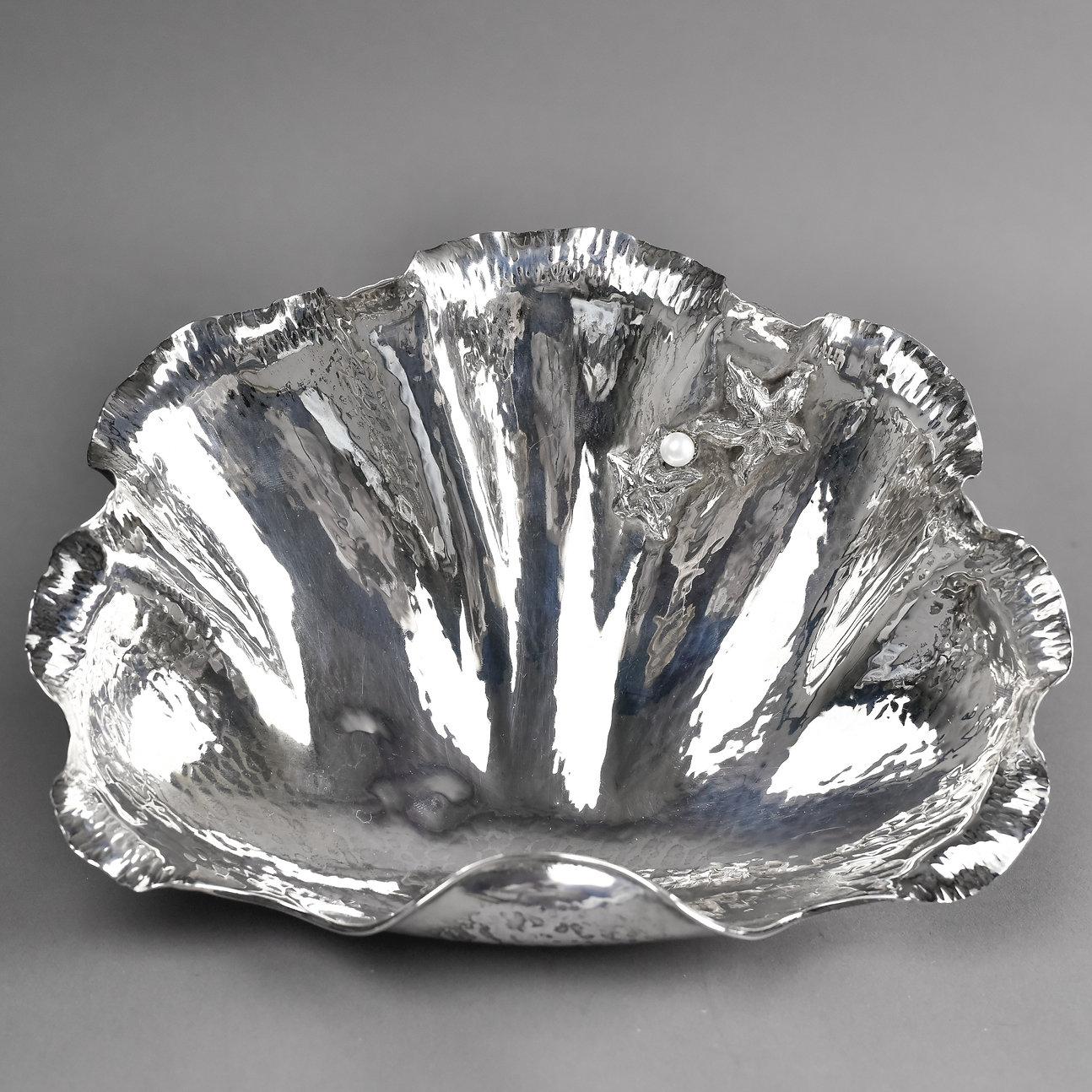 Exquisite silver shell-shaped dish
Beautiful hammered surface with a decorative sea stars
The dish is standing on three ornamented legs
Hallmark 925 sterling
Mastermark mni
Condition excellent. Two minor bumps inside the dish are almost not visible.