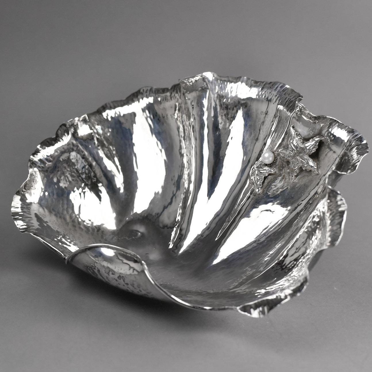 Baroque Antique Silver shell shaped dish with freshwater akoya pearl For Sale