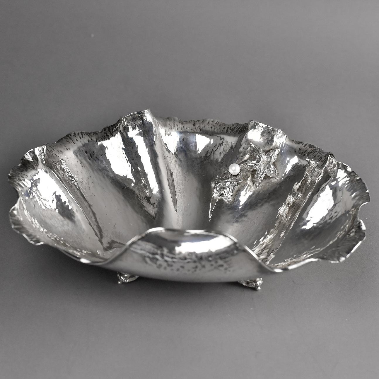 Antique Silver shell shaped dish with freshwater akoya pearl For Sale 2