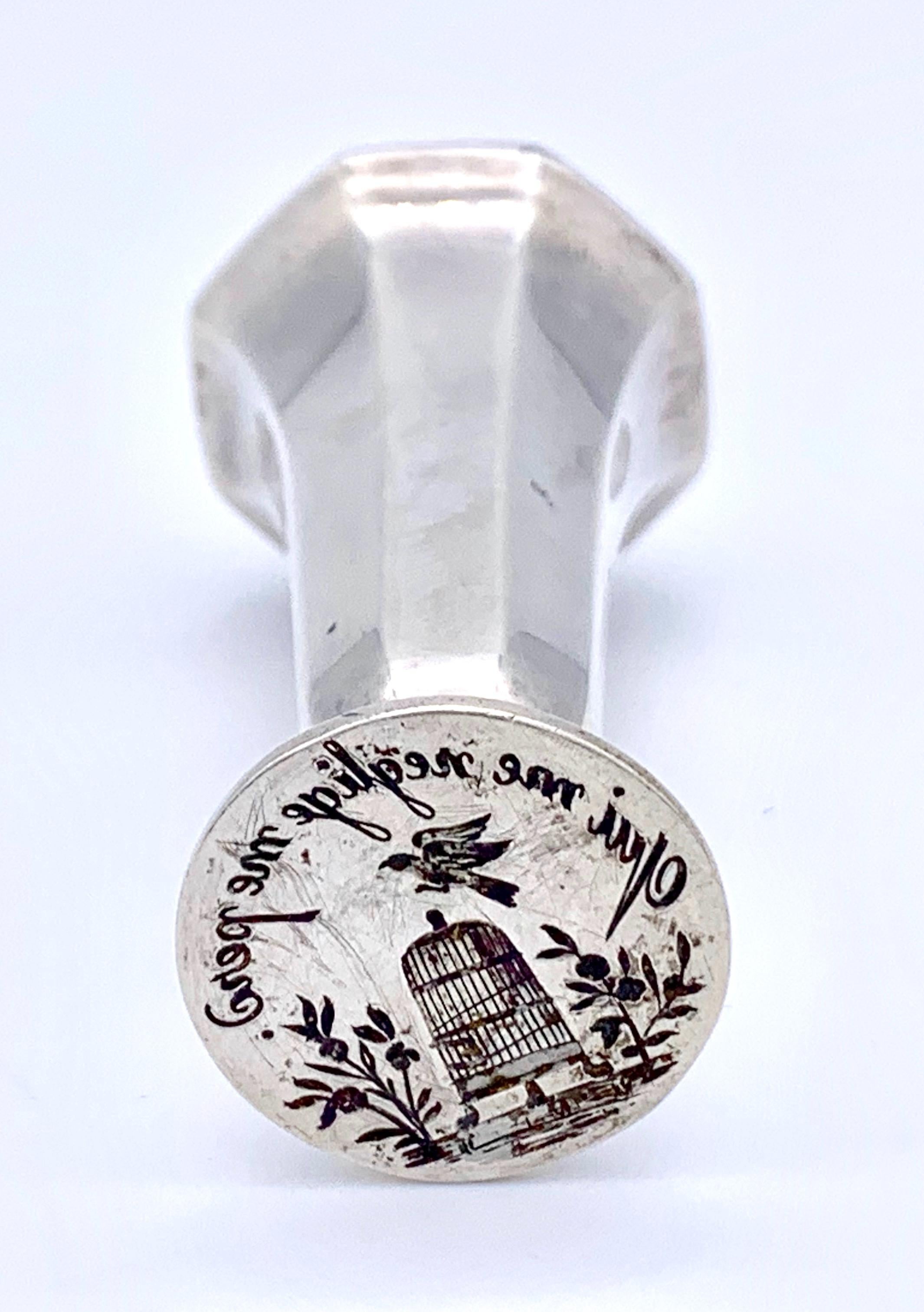 Fine silver seal with an engraved love motto together with a birdcage , a flying bird and a French inscription.
' Qui me neglige me pert '   -   ' Who neglects me looses me '